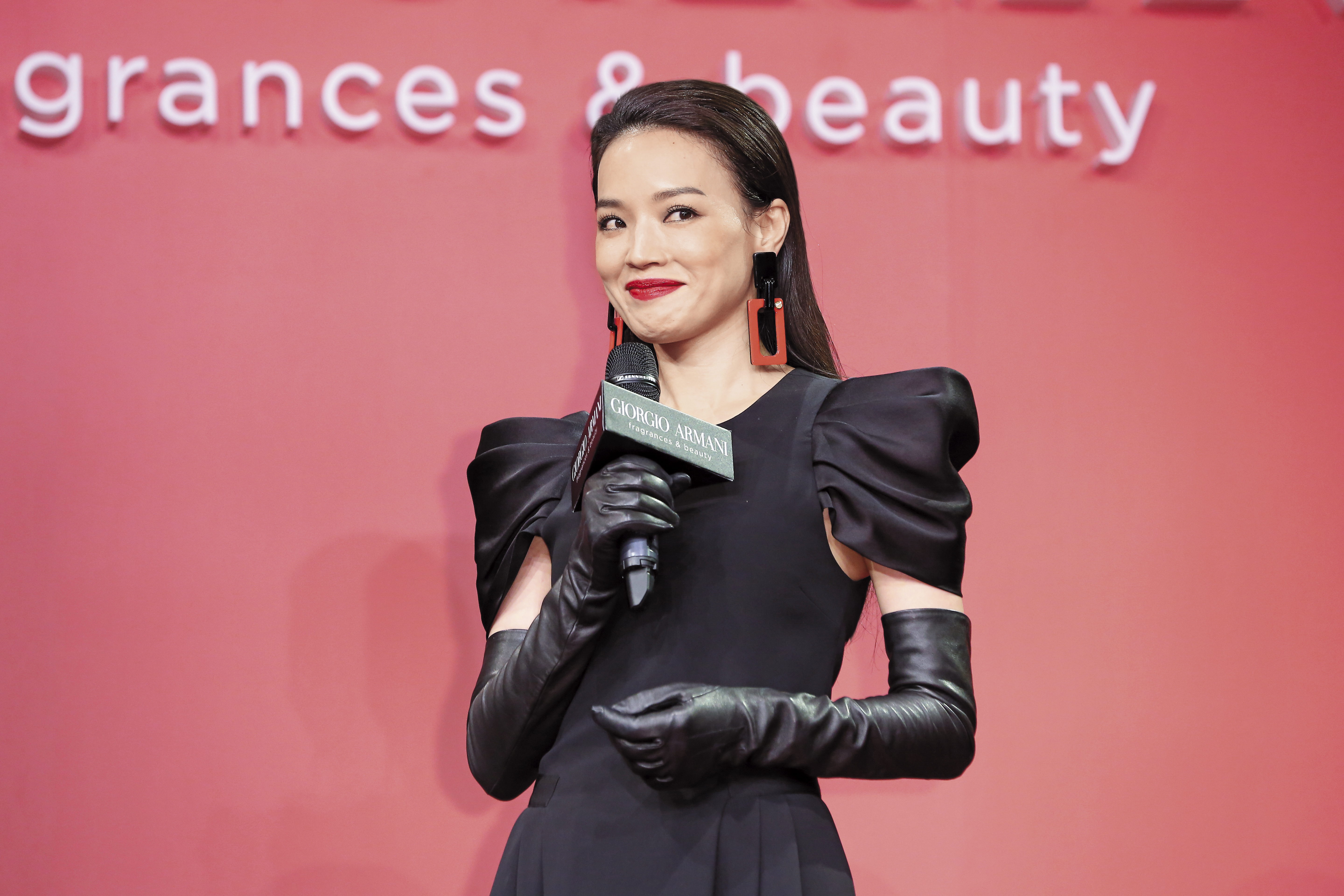 舒淇一身黑色勁裝，讓紅色的美唇更加具有魅力。