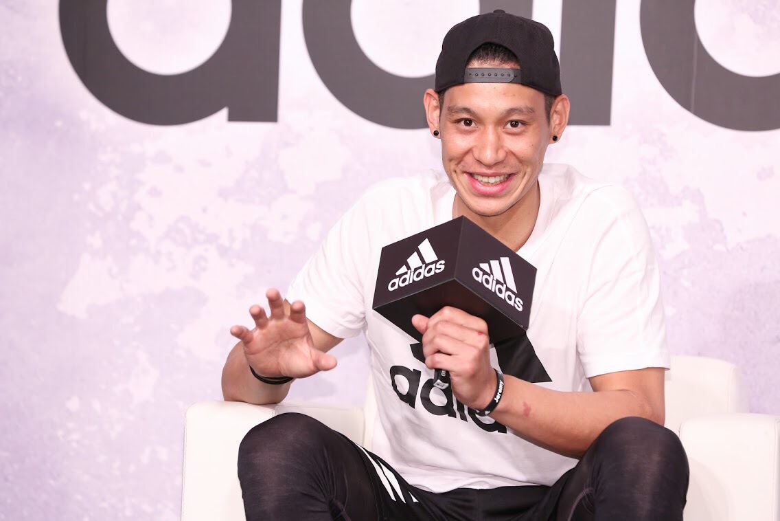 林書豪16日返台，下午就現身接受媒體訪問，晚上還要跟蕭敬騰尬球體力驚人。