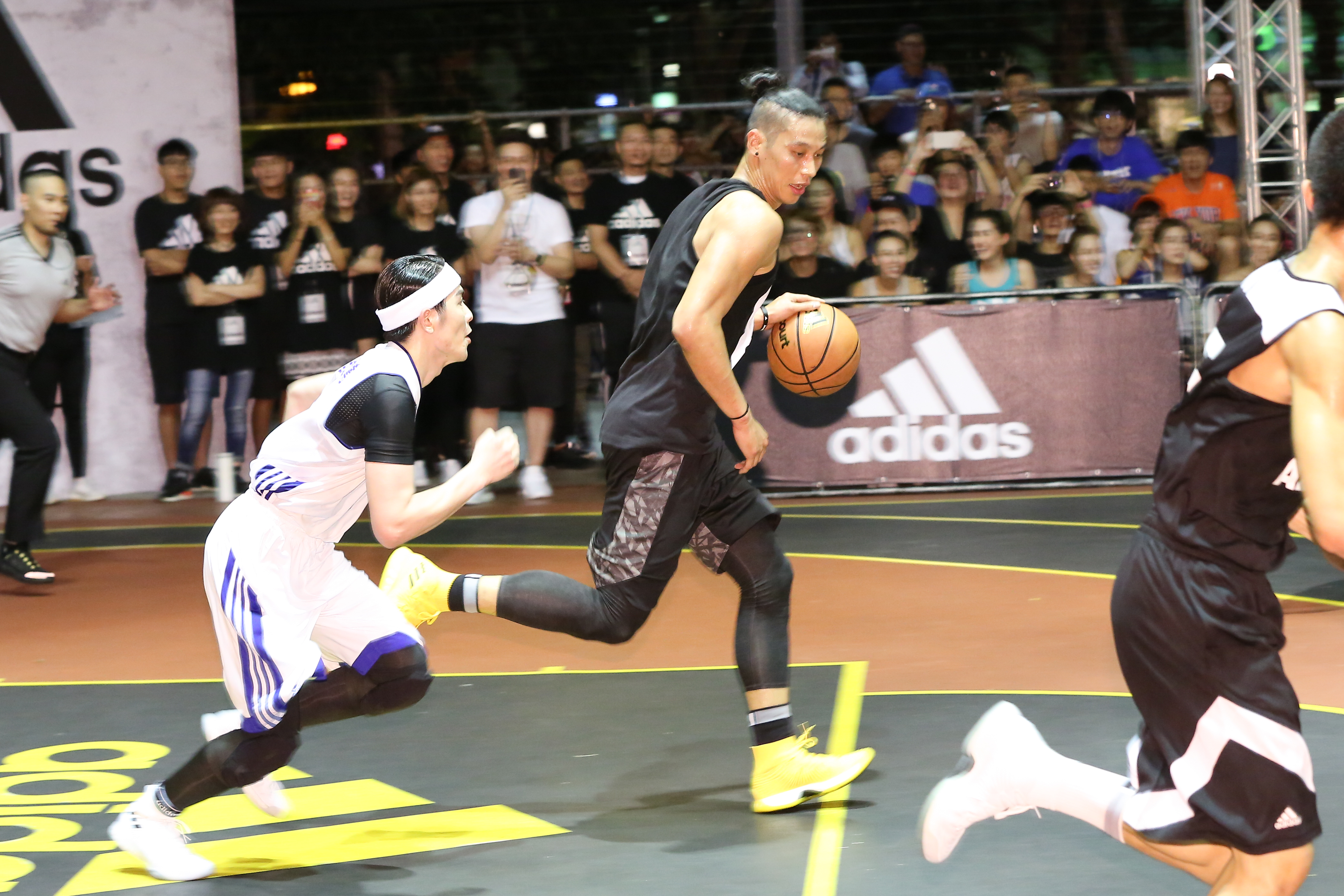 191公分的林書豪與170公分的蕭敬騰籃球場上相見歡，尬球卻沒見煙硝味。