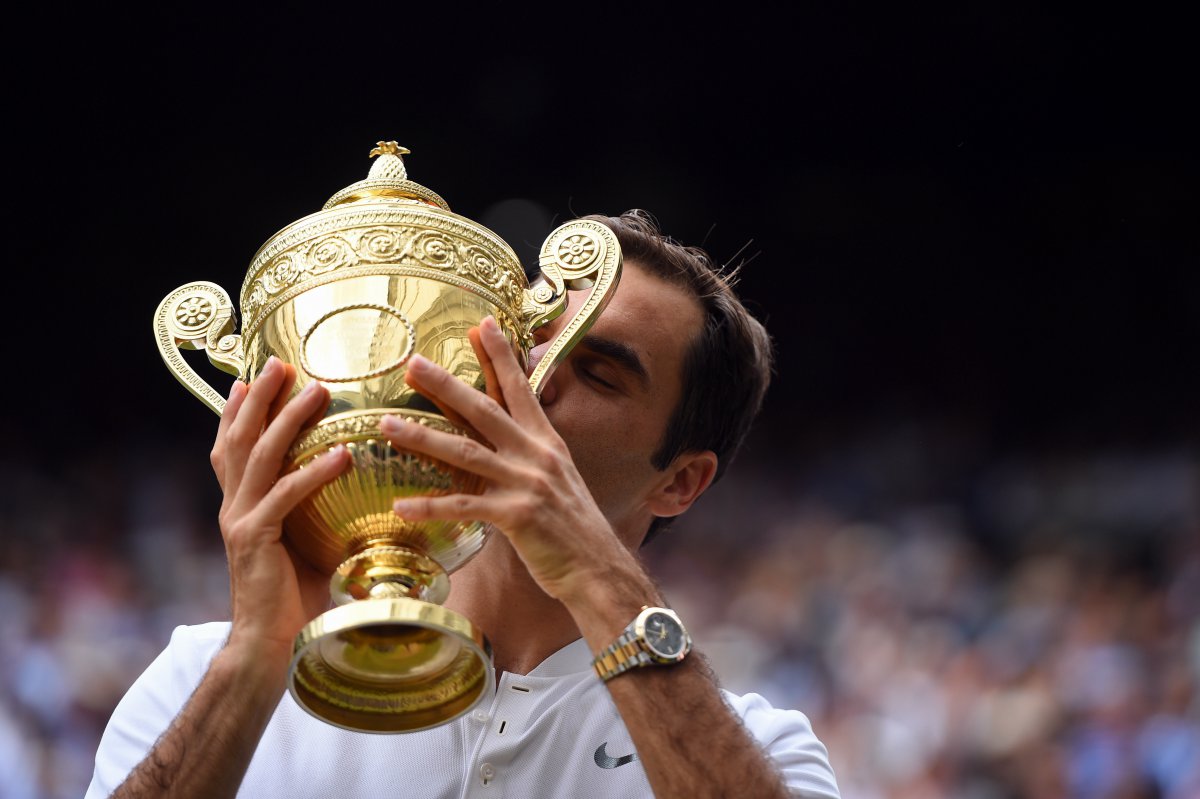 「網球之神」費德勒奪下第八座溫網金杯，第十九座大滿貫冠軍的歷史一刻，戴了勞力士Datejust 41半金錶款上台領獎。（東方IC）