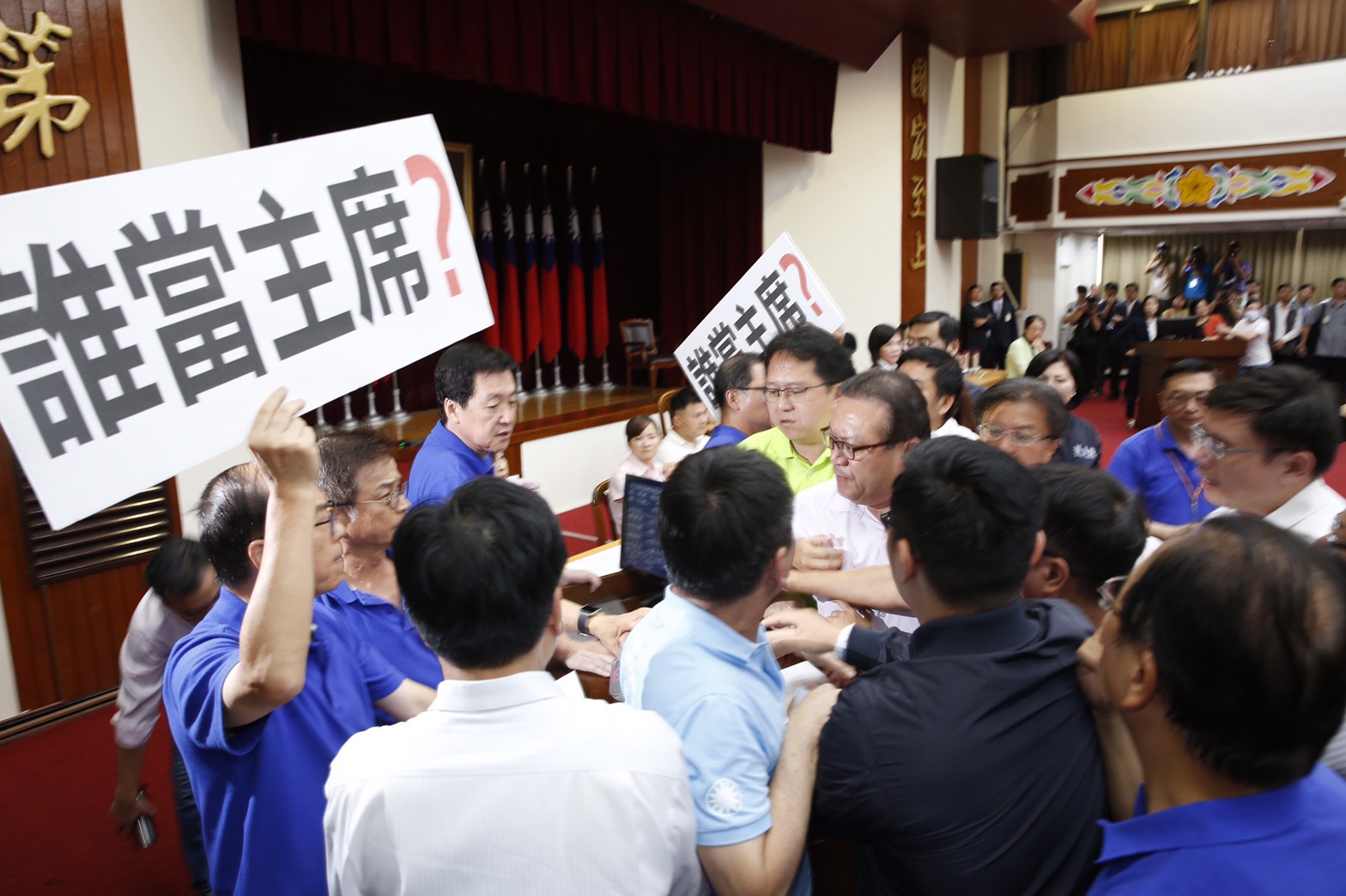 綠委不滿藍委冗長發言，藍綠互相嗆聲，蘇震清更與賴士葆槓上。