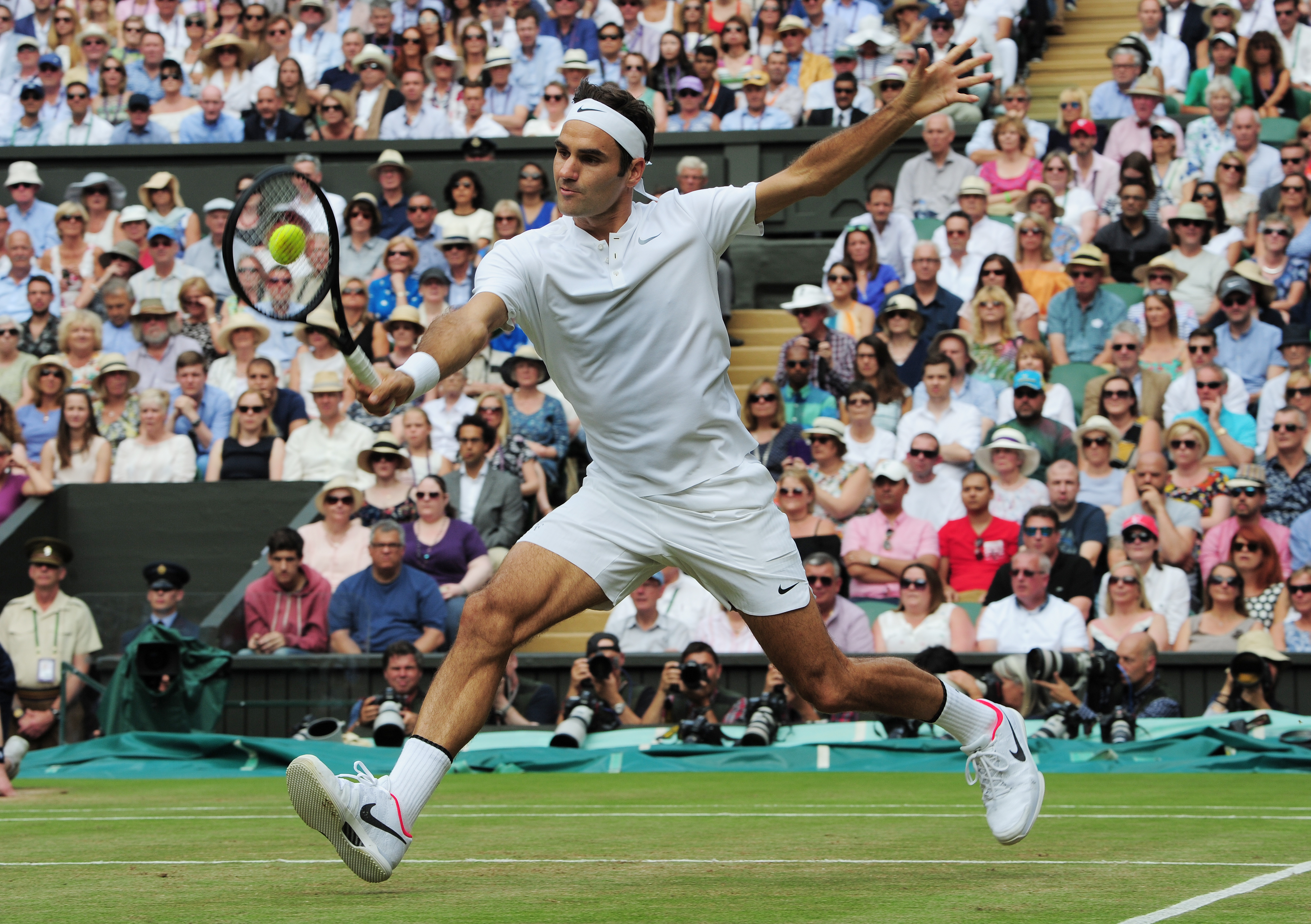 溫布頓決賽中，草地球王費德勒完全主宰了比賽。（東方IC）