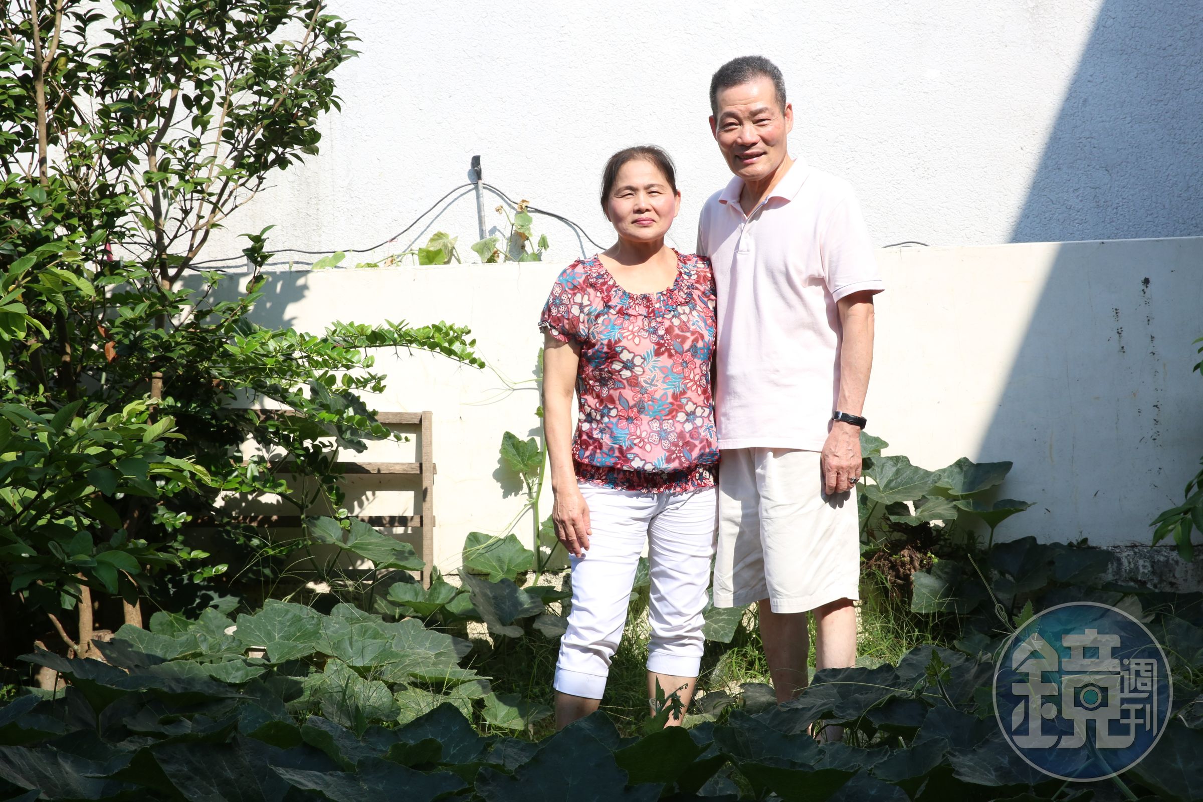 葛媽媽（左）為家付出大半輩子，她說目前最大的責任就是照顧老公（右）。