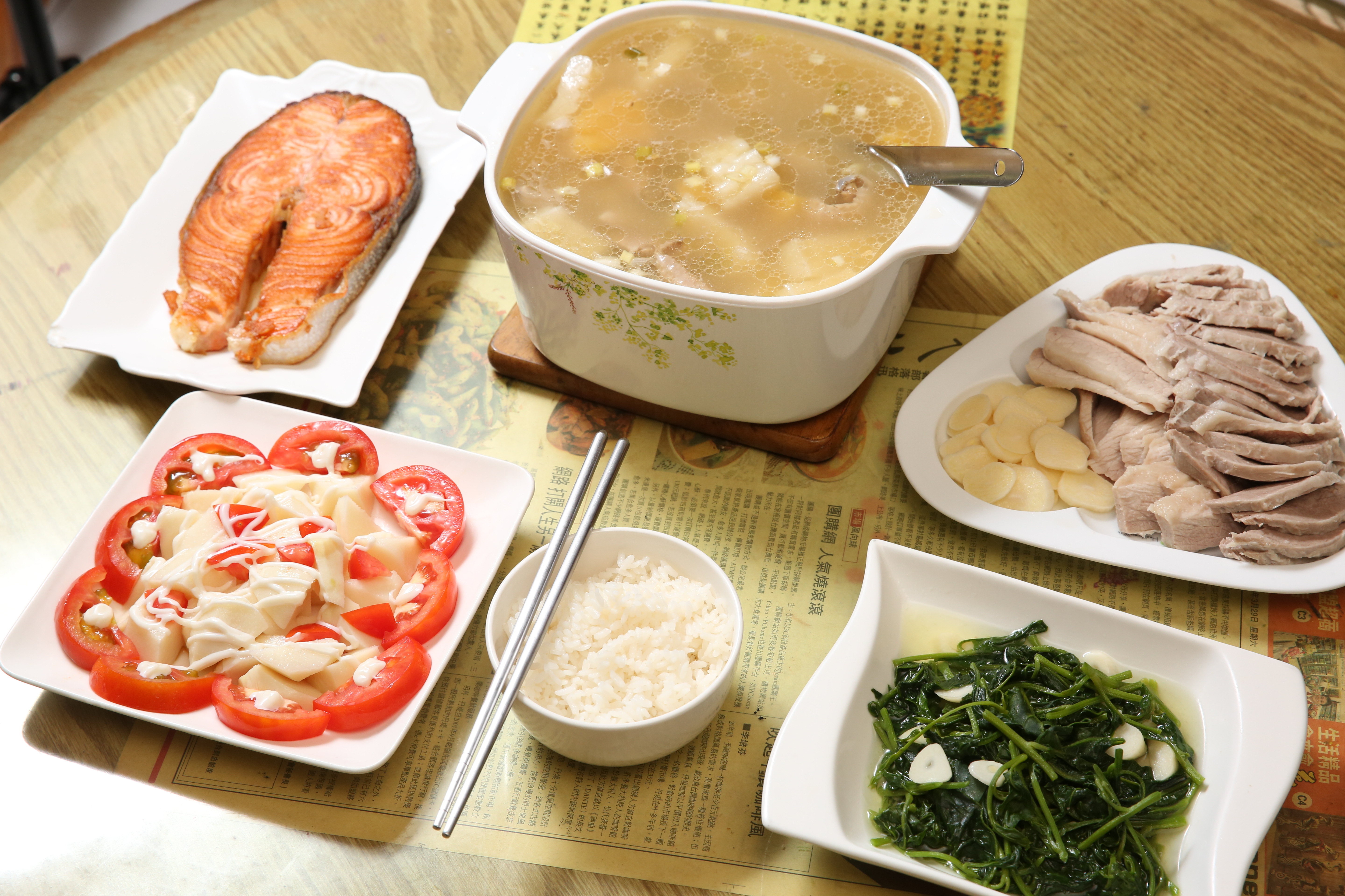 葛媽媽的午餐很家常，雖然只是和老公兩人吃，她還是忍不住雕花做擺盤。