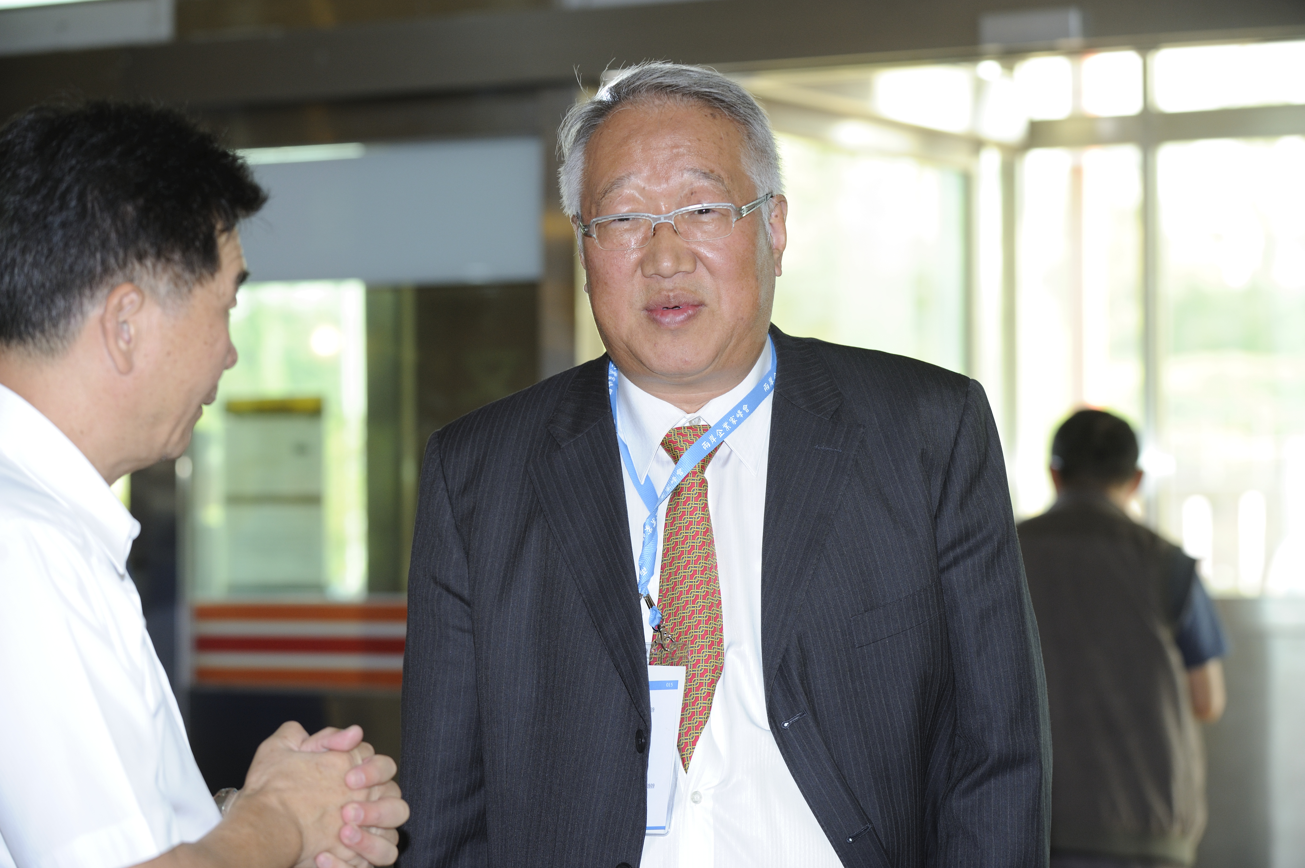 郭台銘胞弟、正崴精密董事長郭台強（右）2009年入主中影公司並擔任董事長，質疑蔡正元等3人涉聯手洗錢，導致中影求償無門。