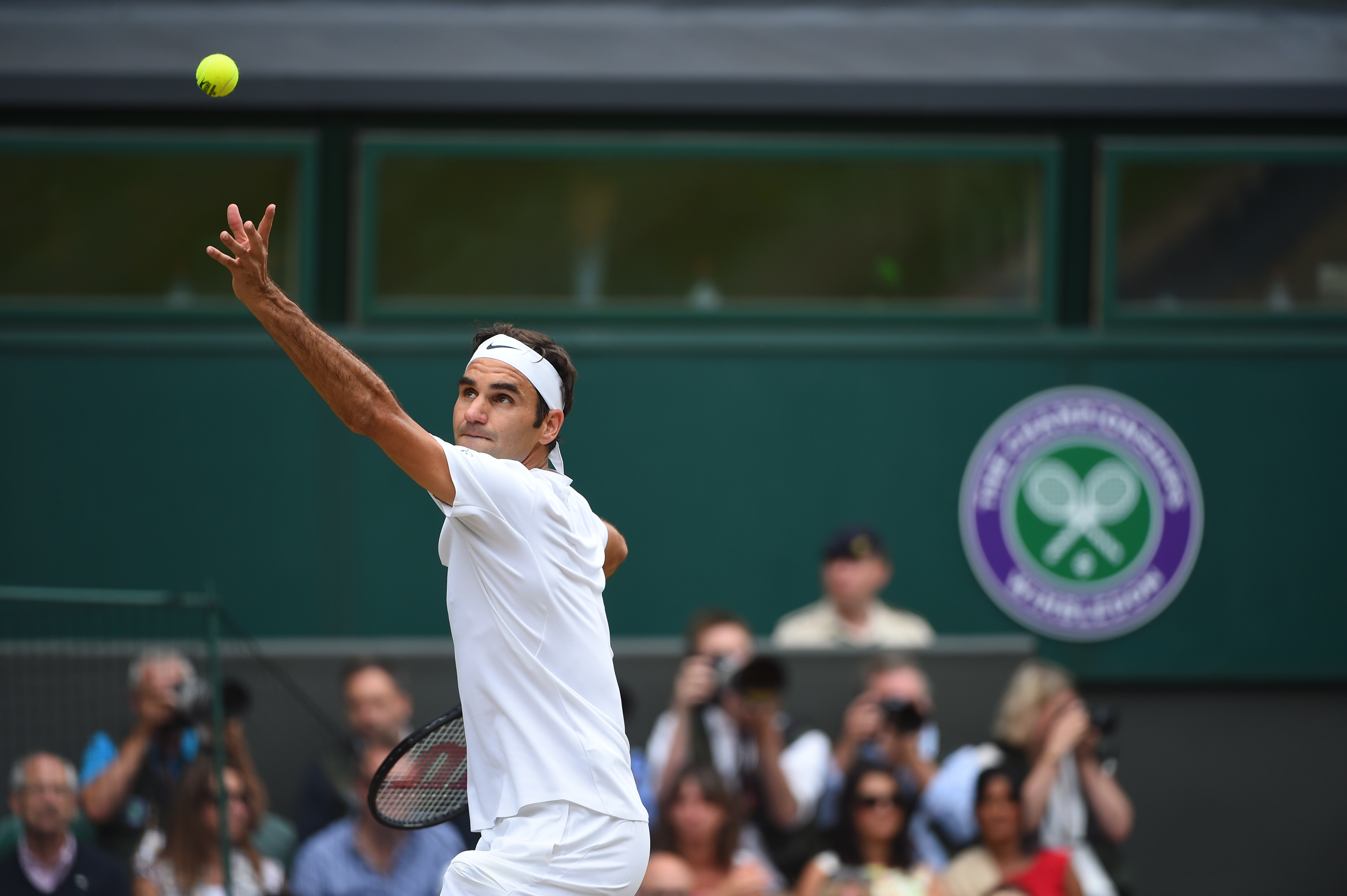 2017年7月16日，英國倫敦，瑞士球王費德勒直落三盤（6:3，6:1，6:4）打敗克羅埃西亞選手希利奇贏得溫布頓男單冠軍。（東方IC）