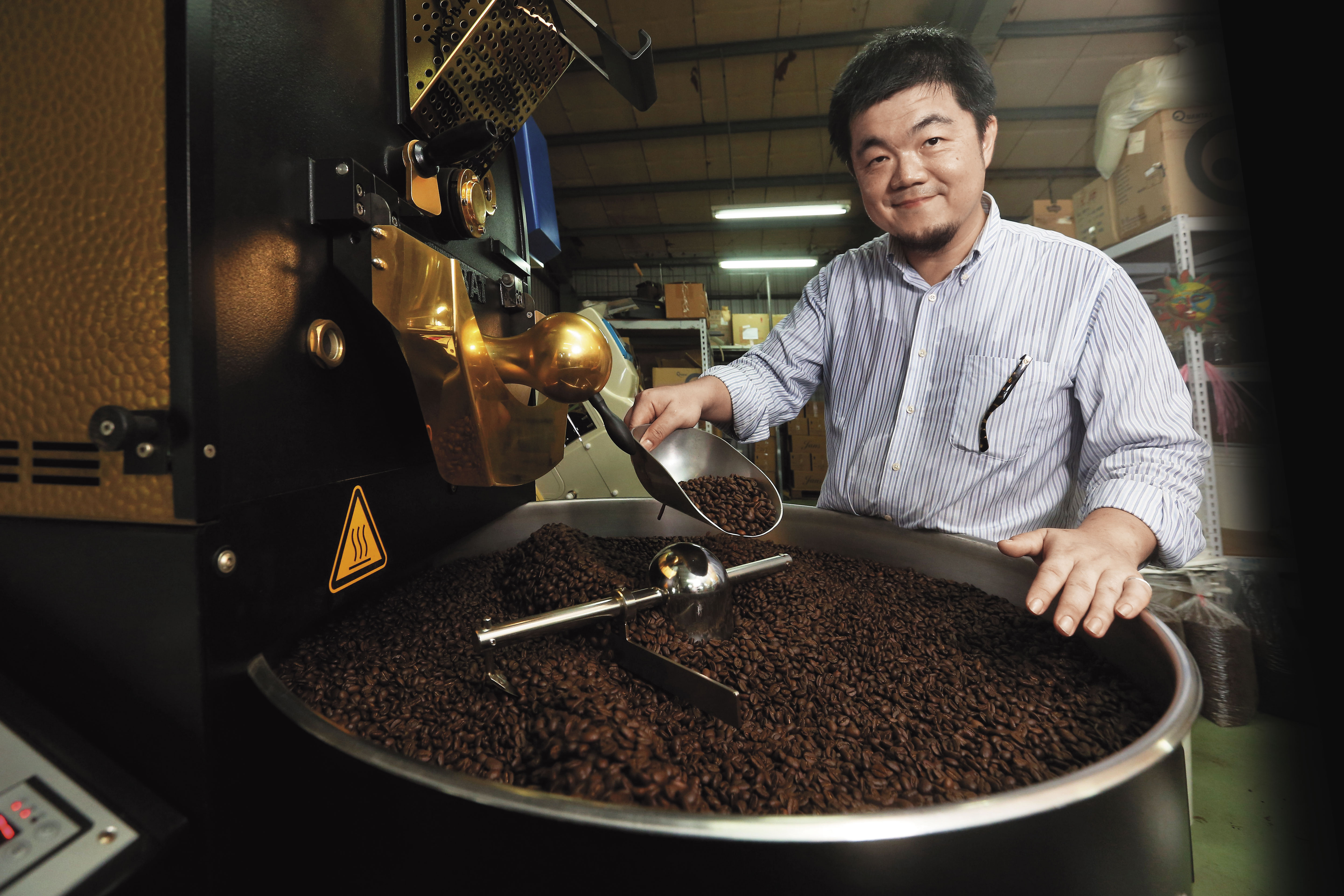 媽媽嘴老闆呂炳宏因喜愛咖啡而開咖啡店，從沒想過會被捲入命案，甚至要連帶賠償。