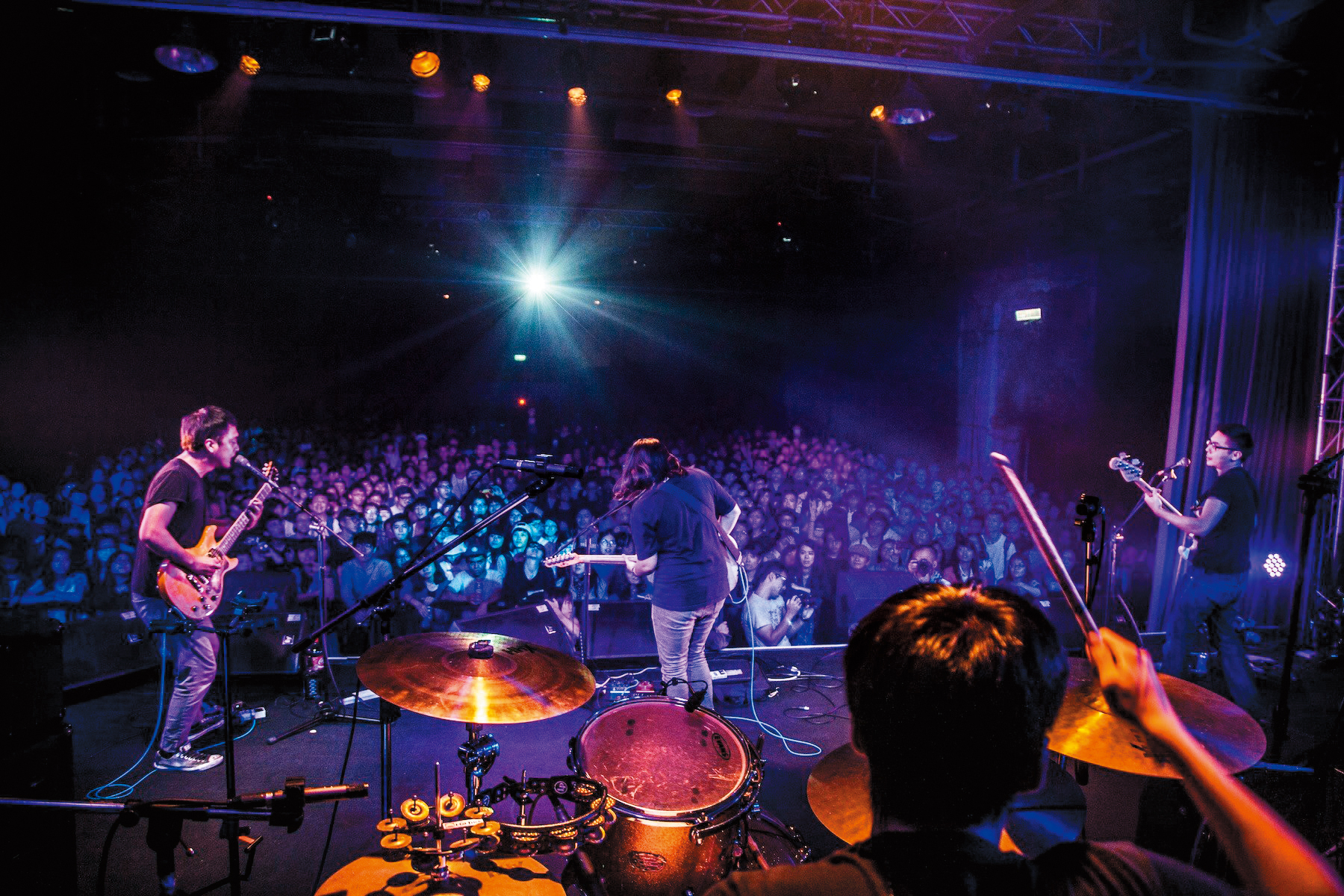 草東獲金曲年度最佳歌曲獎肯定的〈大風吹〉，2015年已在街聲曝光，隨後街聲入選草東在「大團誕生」開唱，現場吸引滿滿聽眾。（街聲提供）