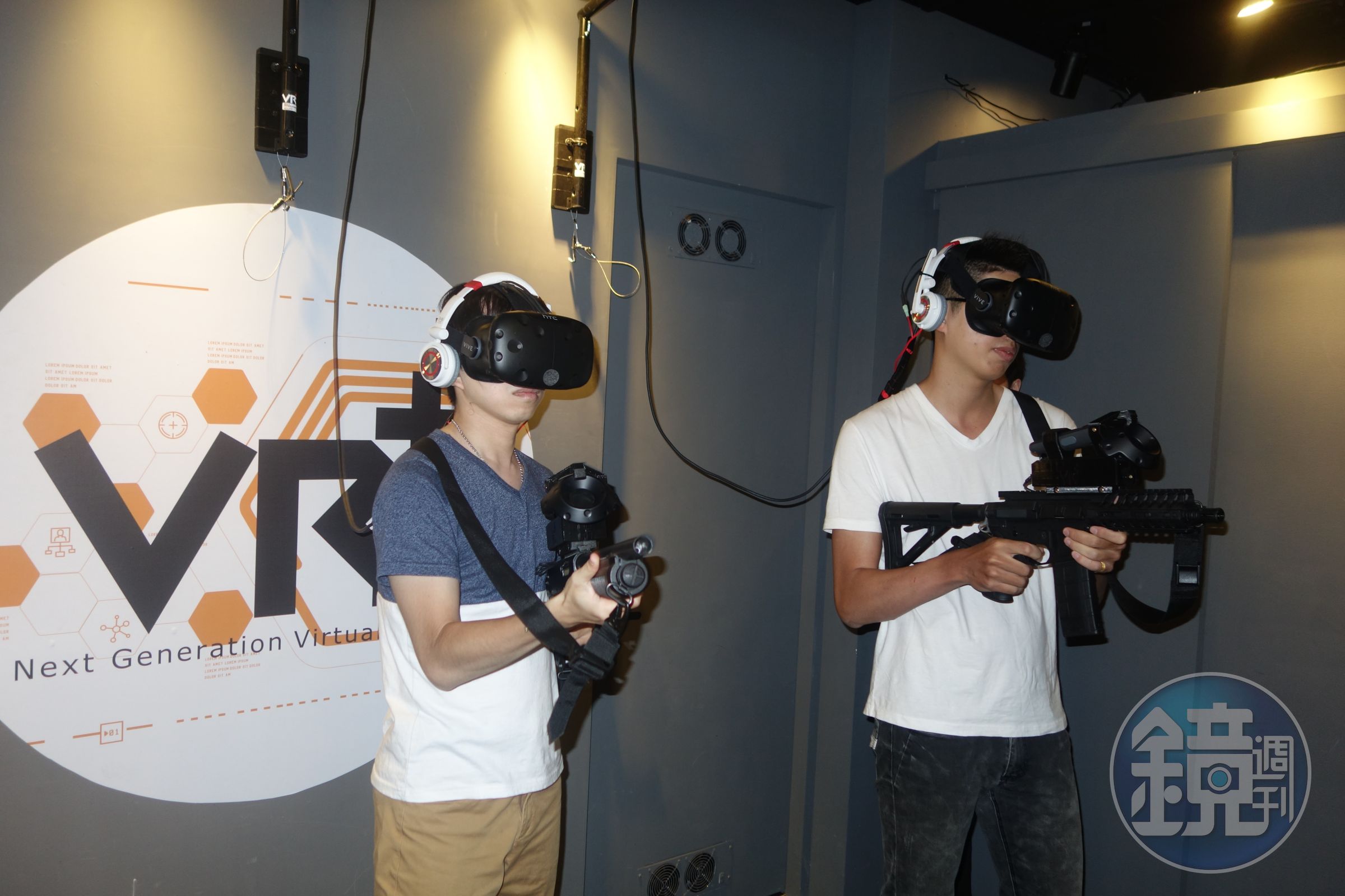 VR+體驗館除了VR眼鏡外，其餘設備包括槍枝都是團隊自行打造。