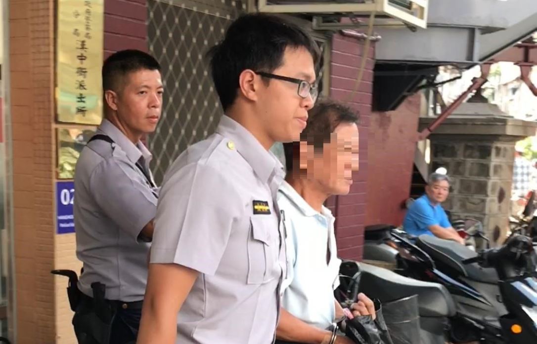 年近70的簡姓老翁，竟然在捷運上用下體磨蹭OL的手臂。