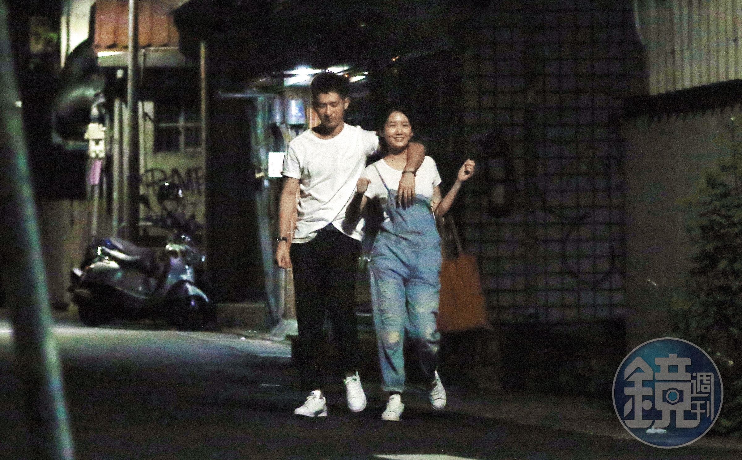 喝醉的簡宏霖（左）在女友攙扶之下步出KTV，女友看他喝醉還樂不可支。