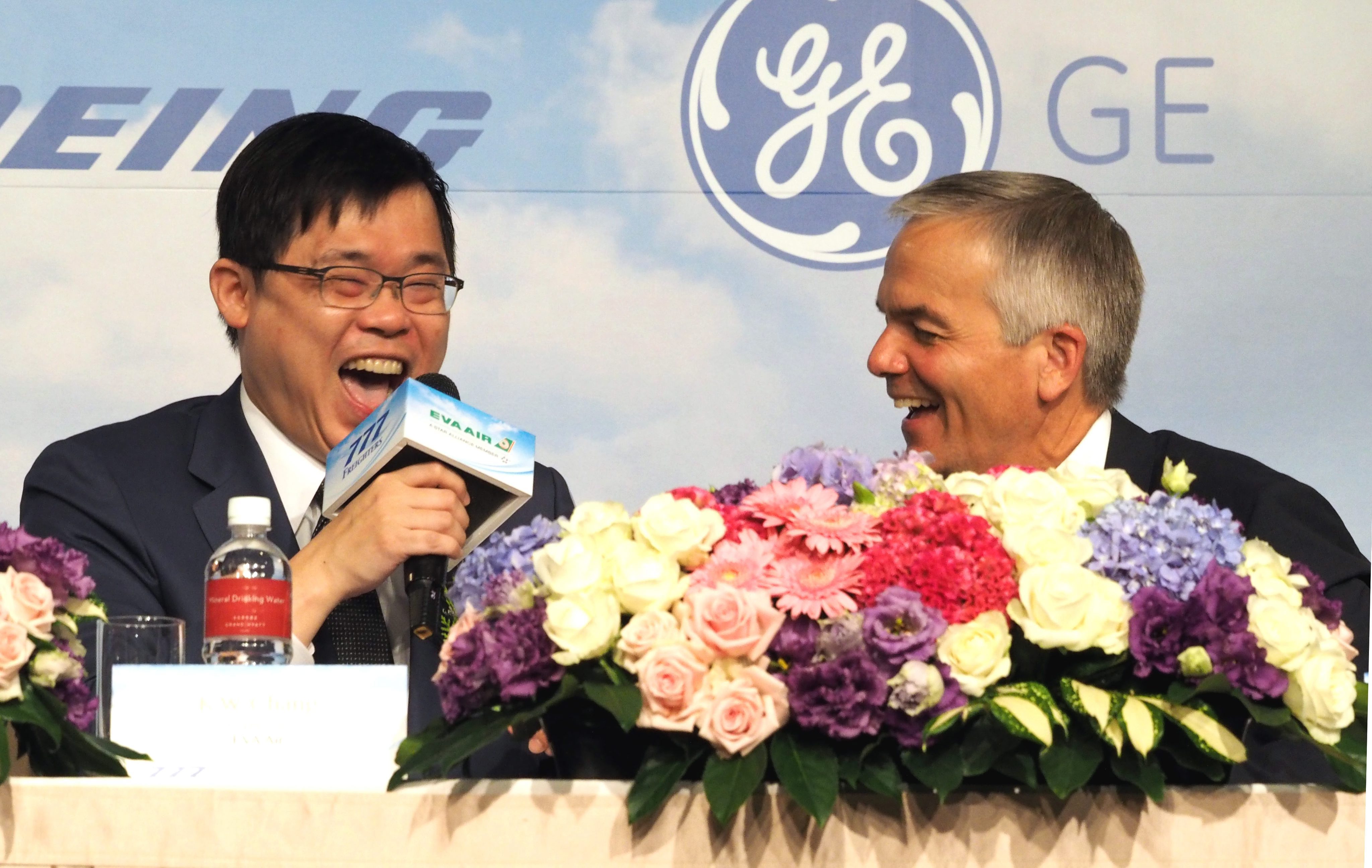 儘管面對同業圍剿、民航局卡關，對航空業仍有熱情的張國煒（左），決心要創立星宇航空