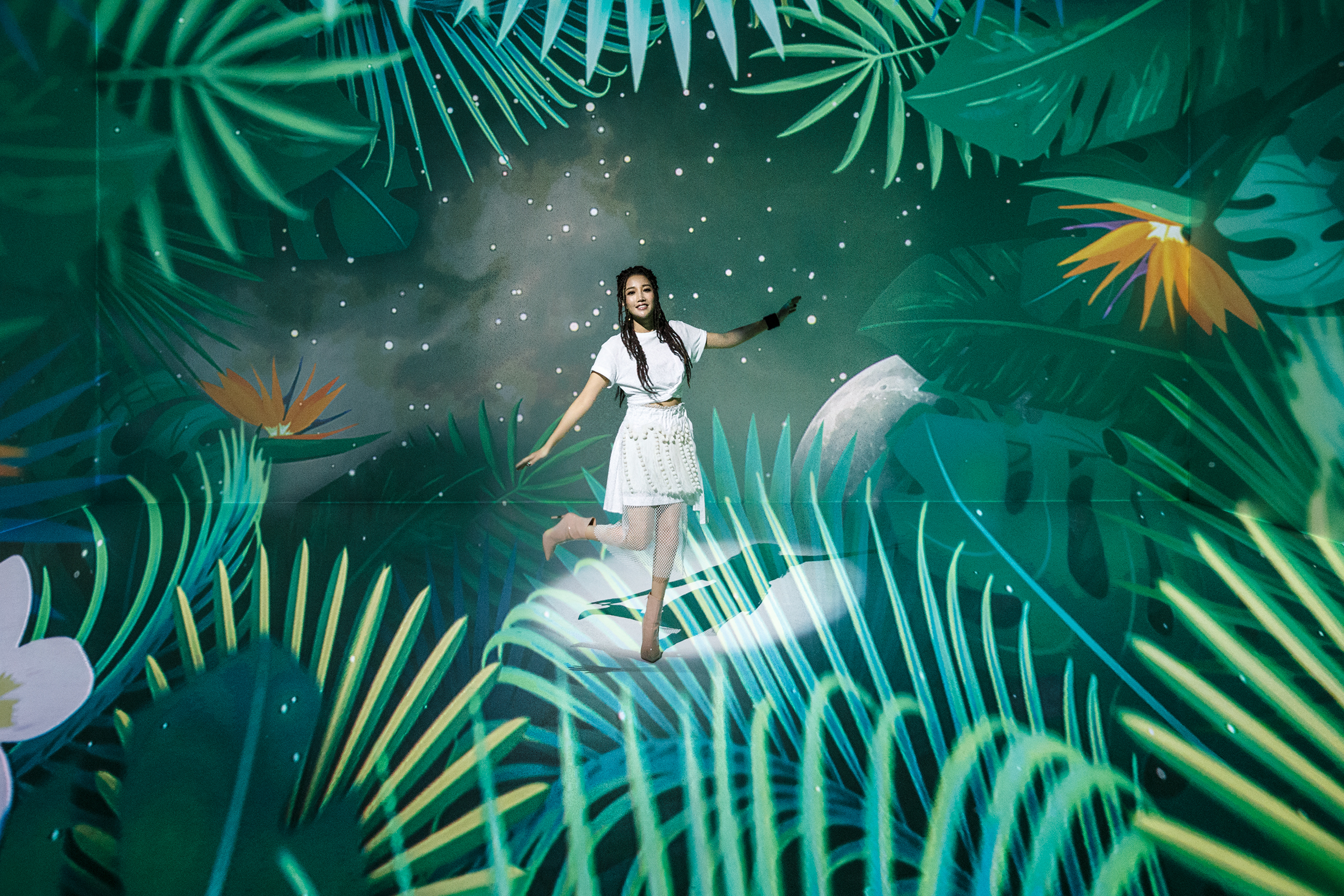 A-Lin拍攝新歌〈一直走〉MV，利用投影效果打造夢幻場景。