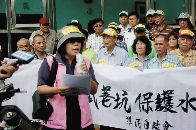 反武荖坑設殯葬區自救會今年5月包圍蘇澳鎮代會抗議。（讀者提供）