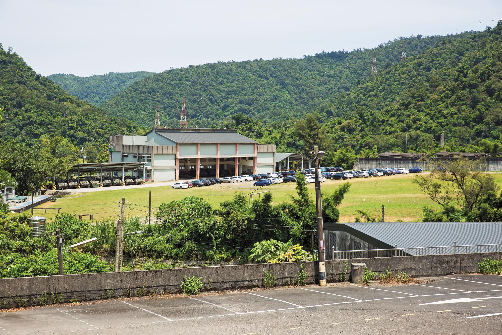 武荖坑殯葬區與武荖坑陸軍營區距離約500公尺，已經違反法規。