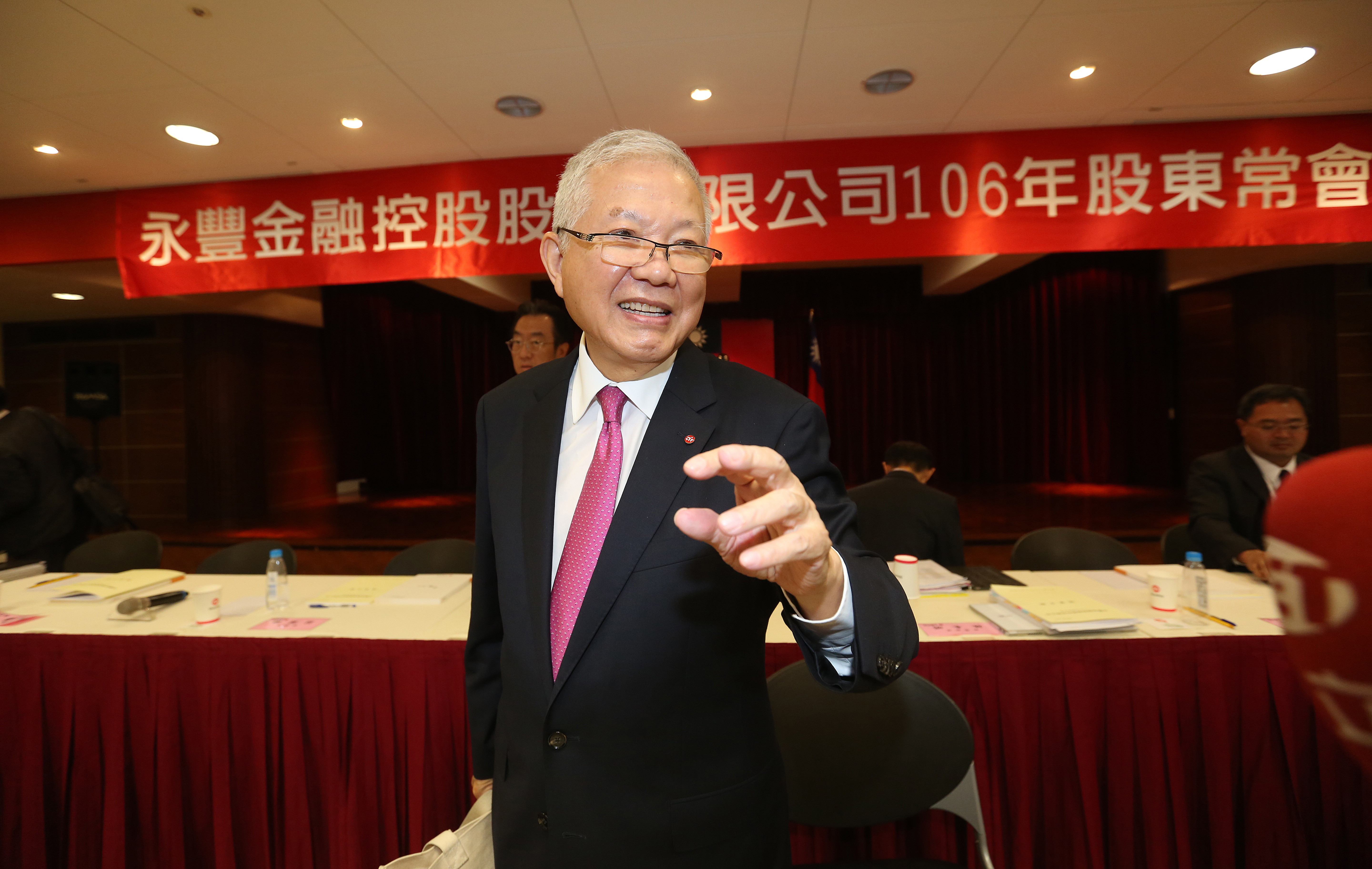 被收押禁見的永豐金控前董事長何壽川，就是大股東私人利益超越公司利益的典型範例。