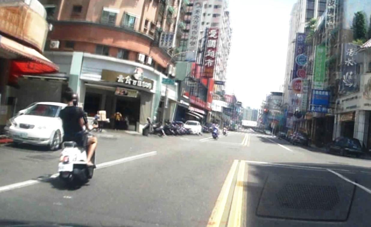 少年騎車在路口高速穿越,遭休旅車撞飛,傷勢不輕。