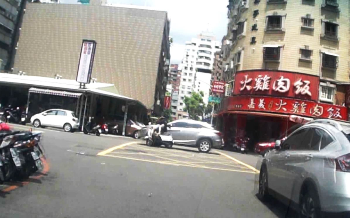 17歲少年無照騎車，還逆向高速跑給警追。