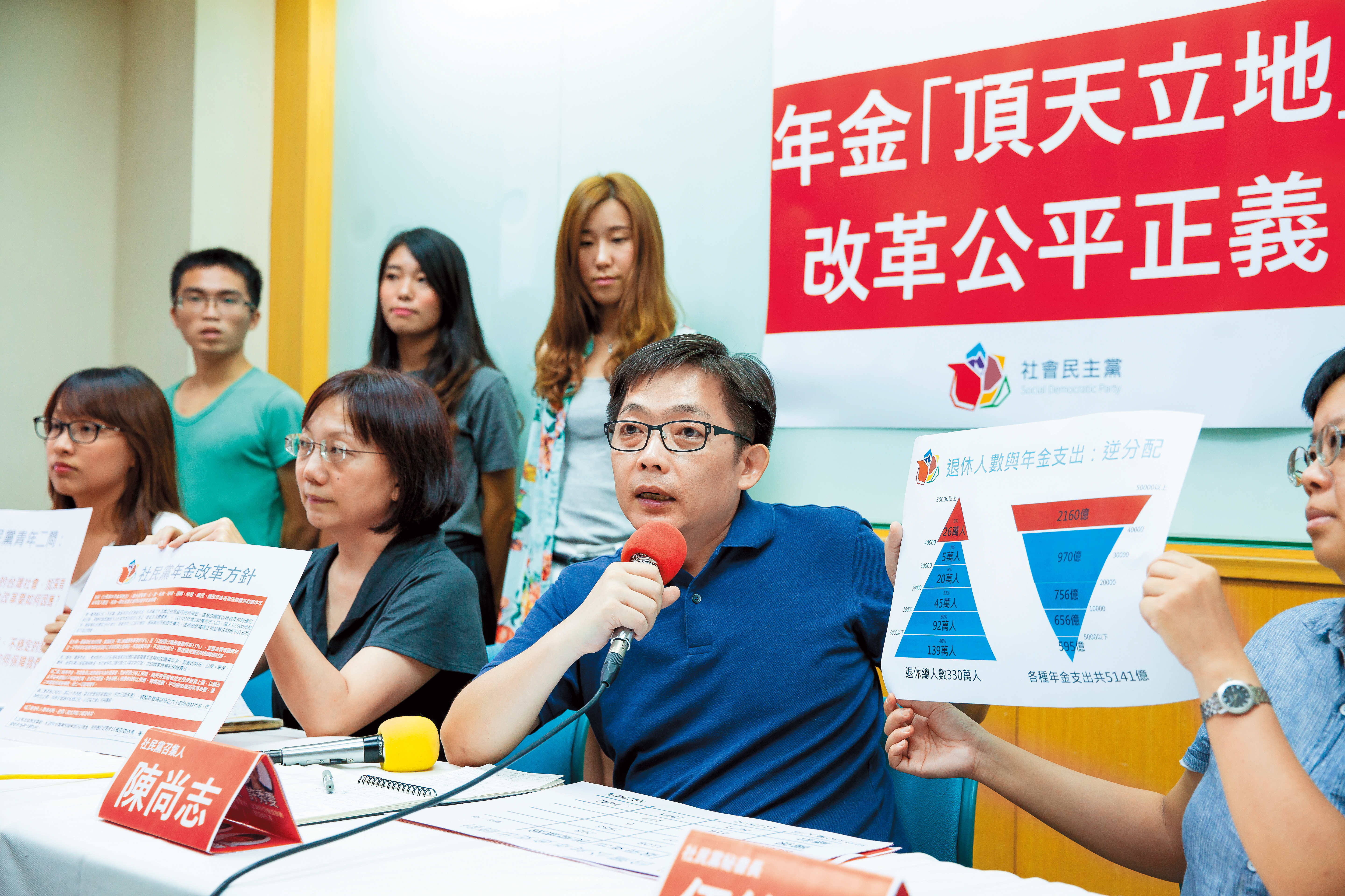 年金改革促發大家思考退休金缺口的問題，想以配息債券基金做為退休安排，務必掌握「配息滿意、波動接受」的要訣。