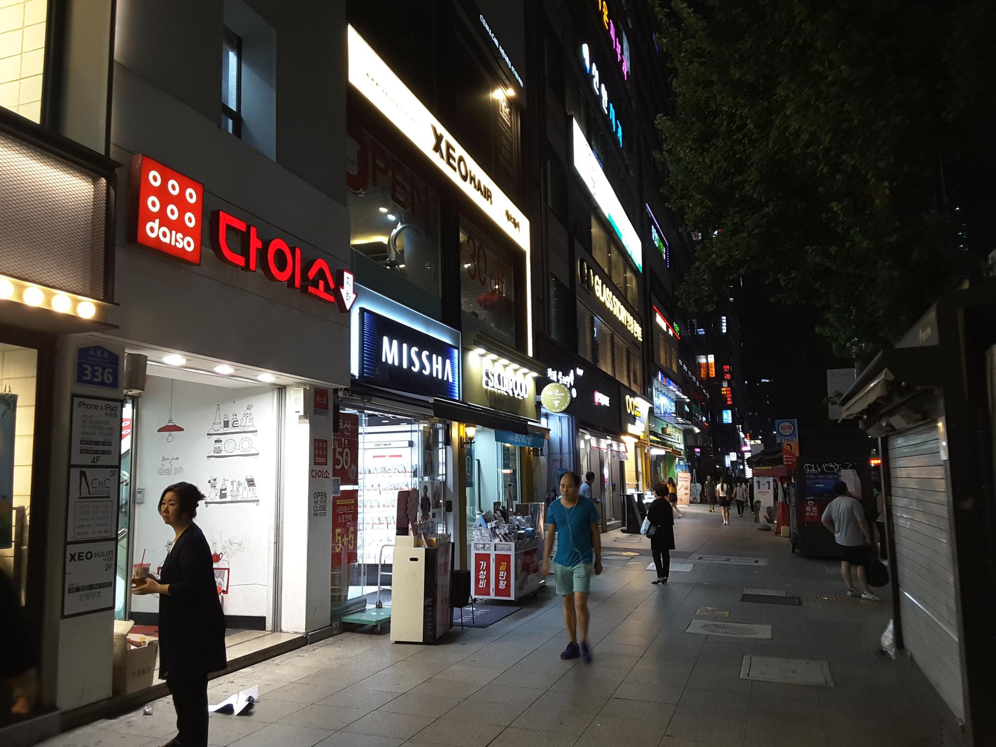 連鎖店占據首爾,提供民眾快速便利的服務,卻也造成市容景象單調與零售業者生存困難的問題。