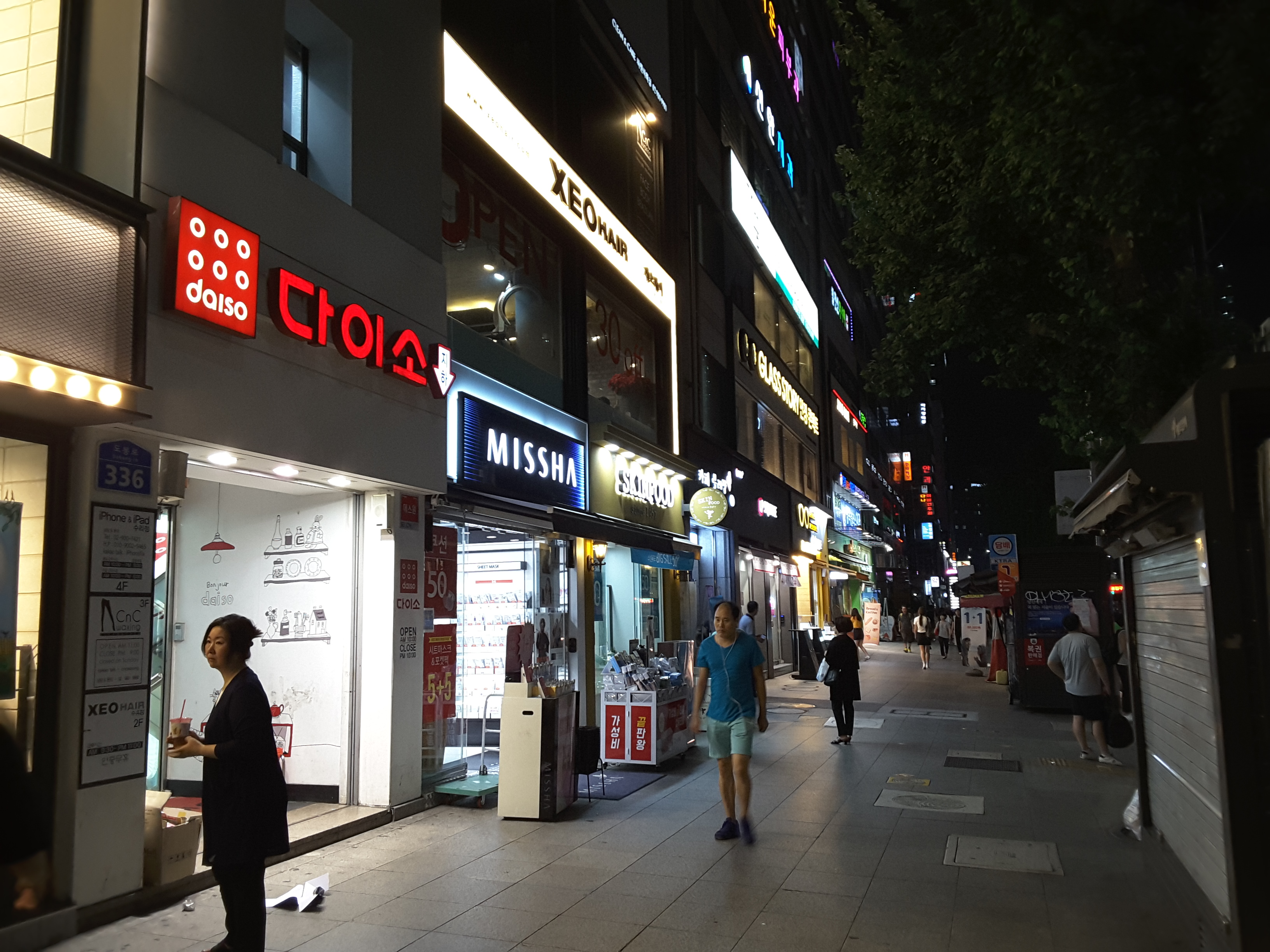 連鎖店占據首爾，提供民眾快速便利的服務，卻也造成市容景象單調與零售業者生存困難的問題。