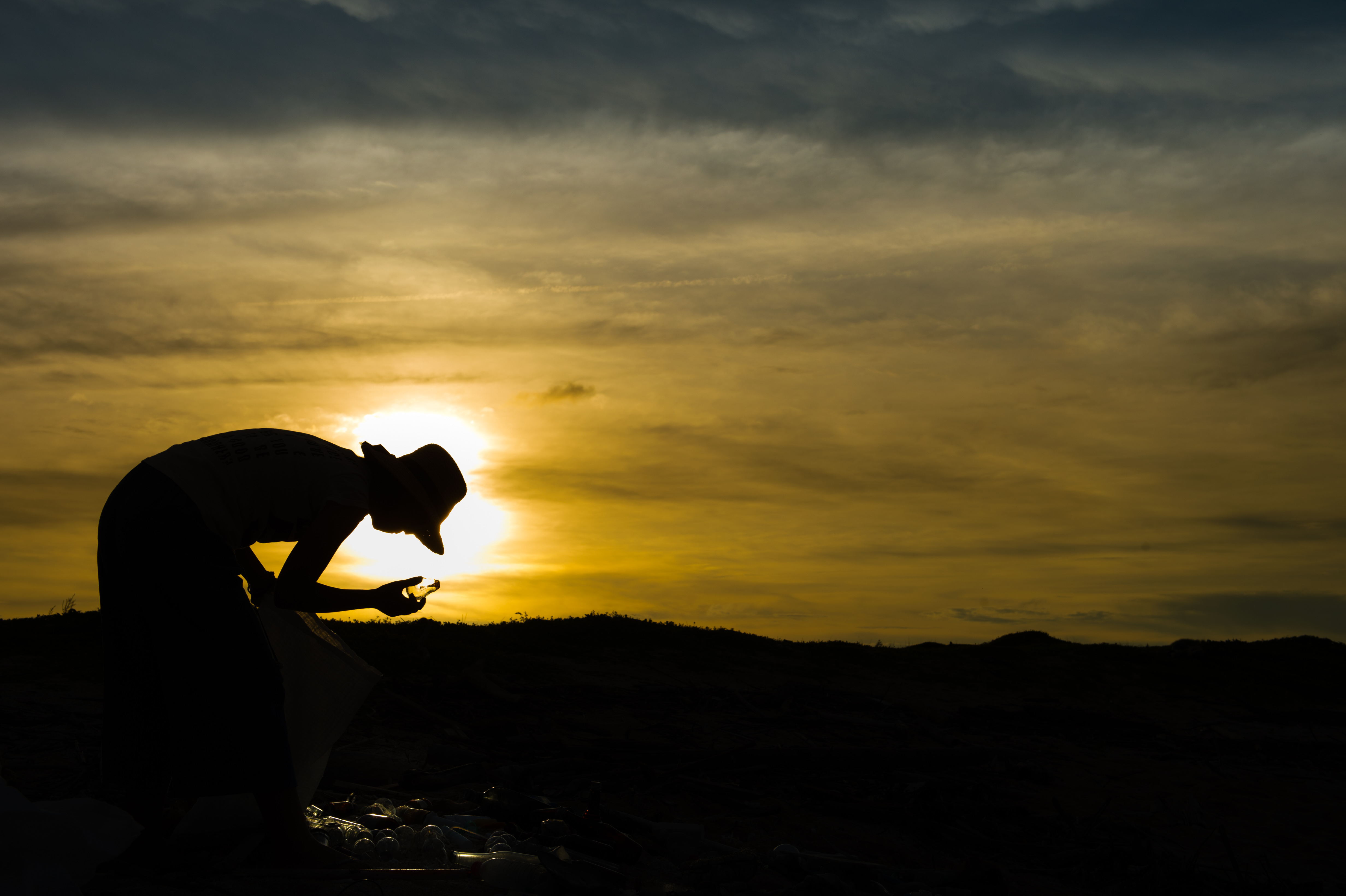 對著夕陽拍下的剪影，有那麼一點米勒「拾穗」的感覺。