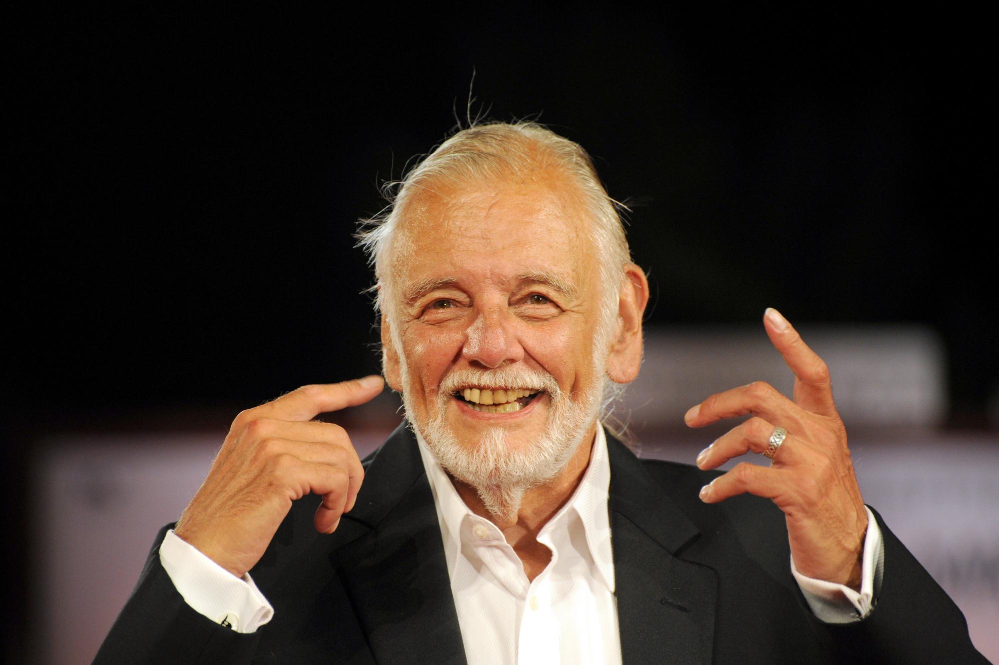 喬治羅密歐（George A. Romero）生前總是戴著一副粗黑框眼鏡，這是他難得沒有戴眼鏡的時候。