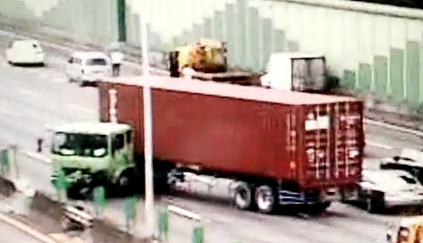 國道1號今發生4車追撞的連環車禍，造成1人死亡。