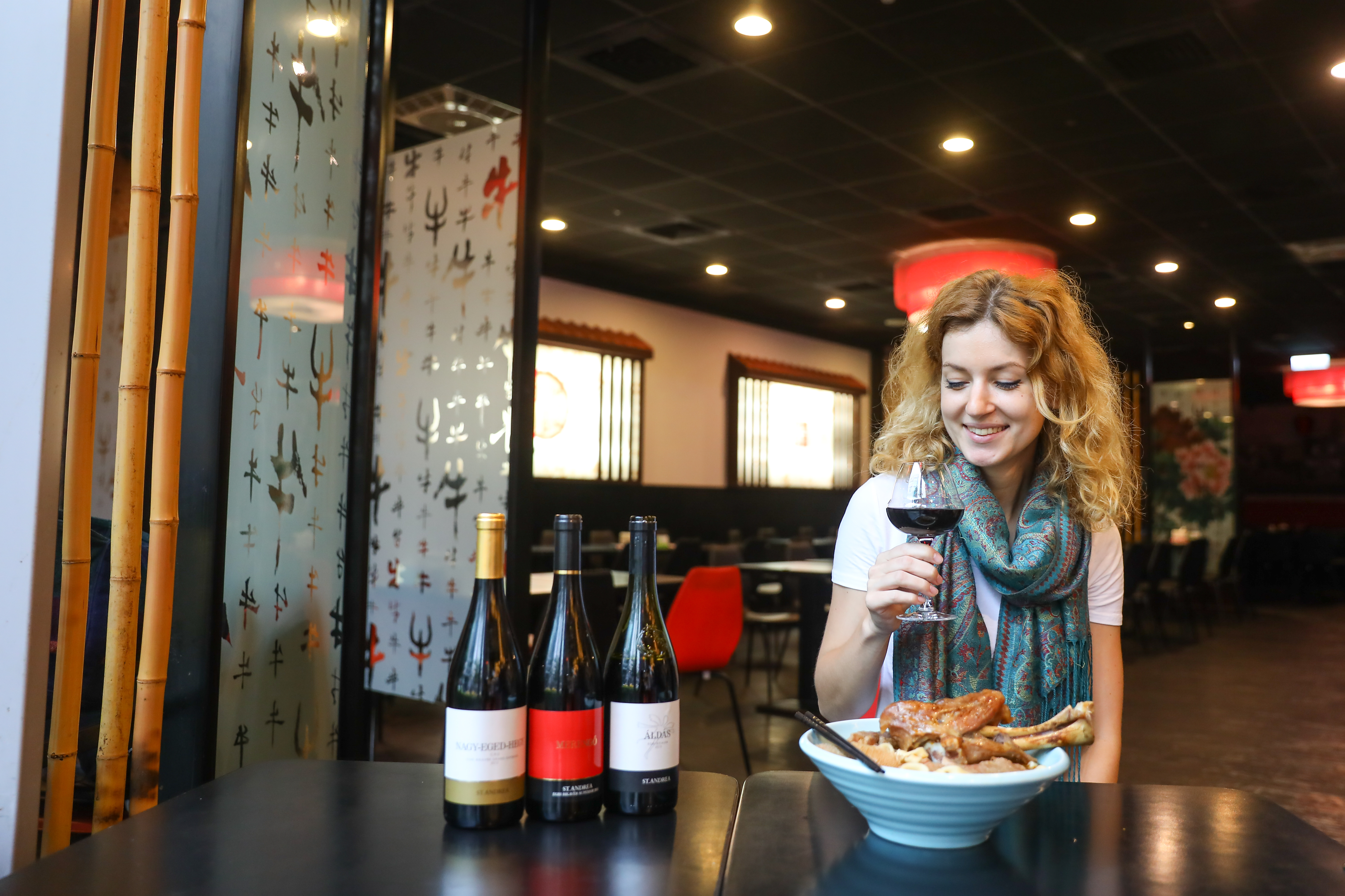 在台灣生活多年的匈牙利女孩邵凱婷（Kate），最喜歡用家鄉的紅酒配台灣牛肉麵，推薦大家都來試試看。