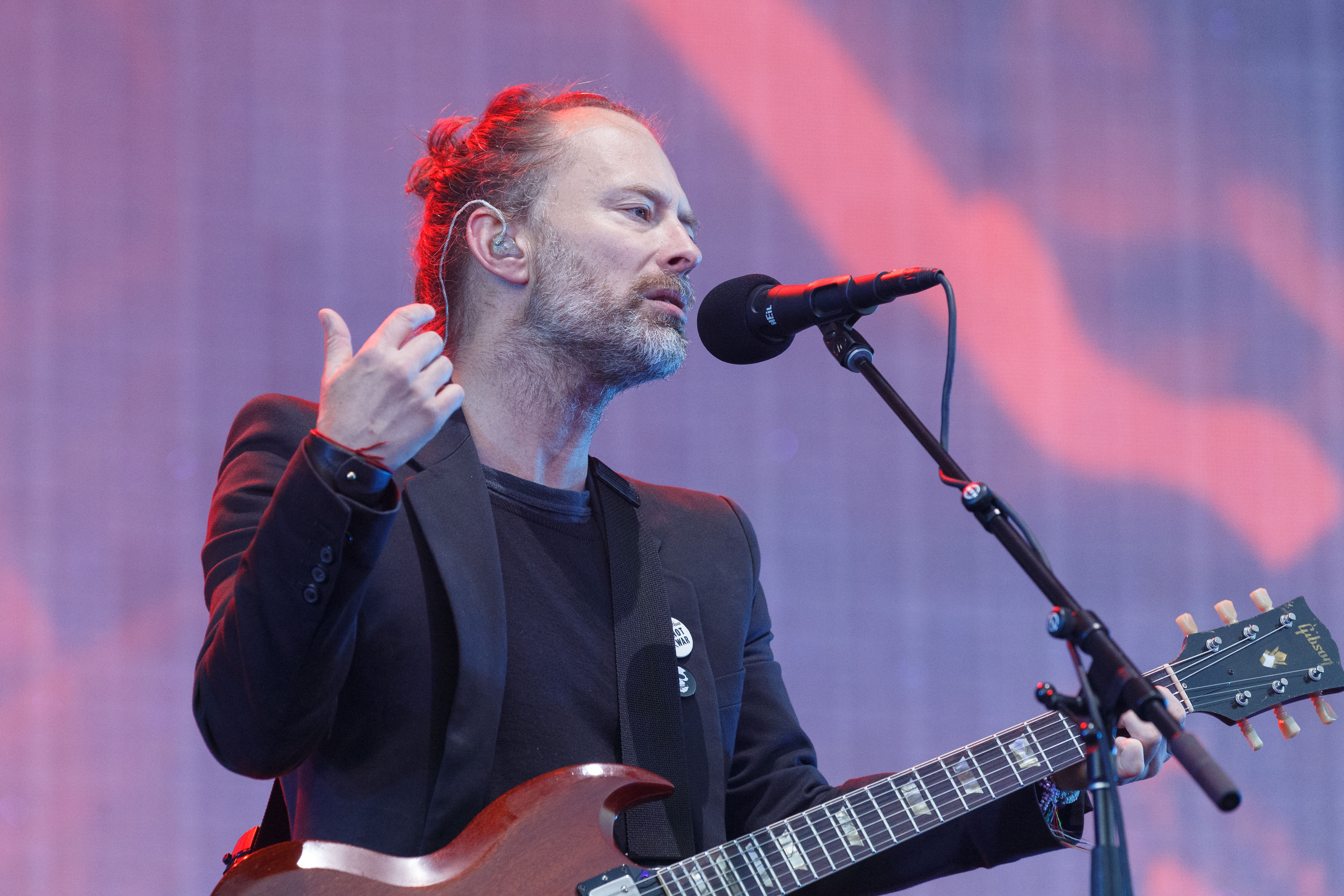 Radiohead樂團本週在以色列的演出，遭許多文化界前輩批評罔顧巴勒斯坦人道危機。主唱Thom Yorke表明無法苟同「非黑即白的對話」，仍將照常開唱。