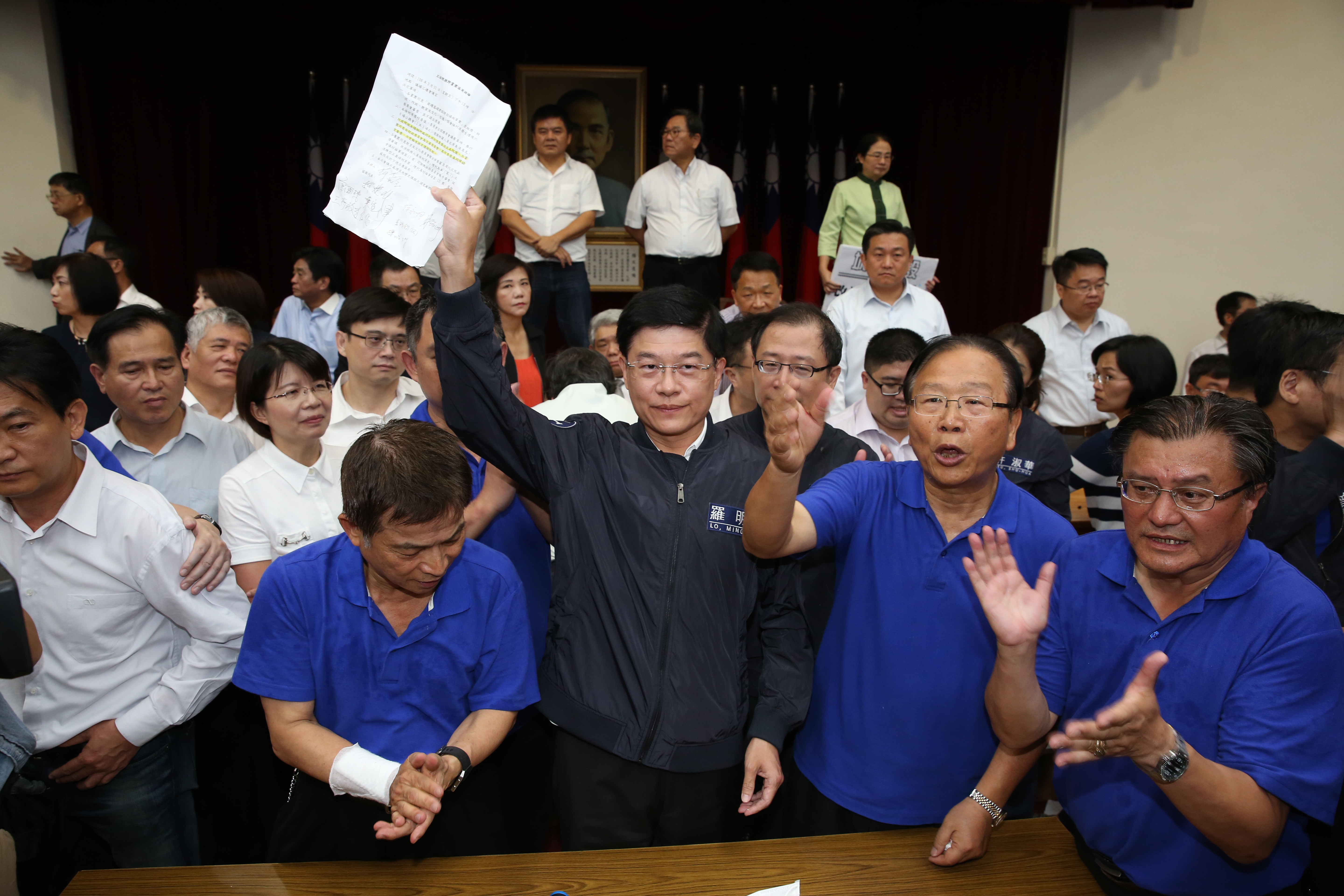 財委會召委、國民黨立委羅明才昨神隱一整天，今出現時訴求「一人一天主席」。