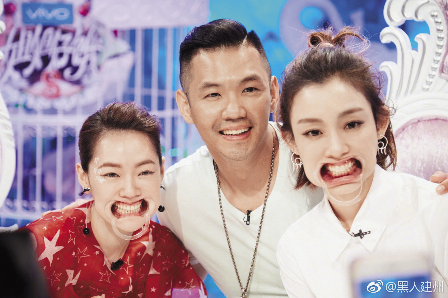 黑人、范范上小S的《姐姐好餓》，卯足全力搞笑。（翻攝自陳建州微博）