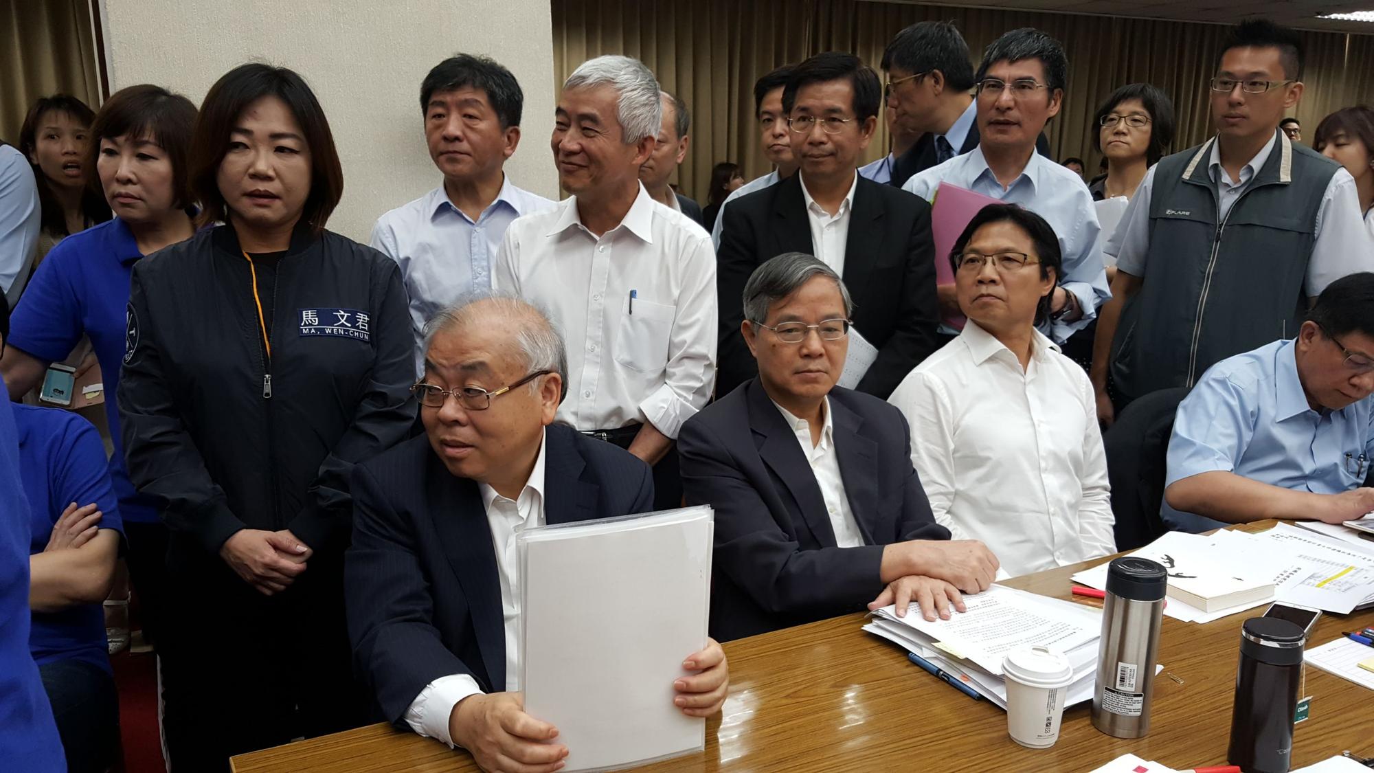 黃國昌要求質詢官員,但官員無法上台備詢。