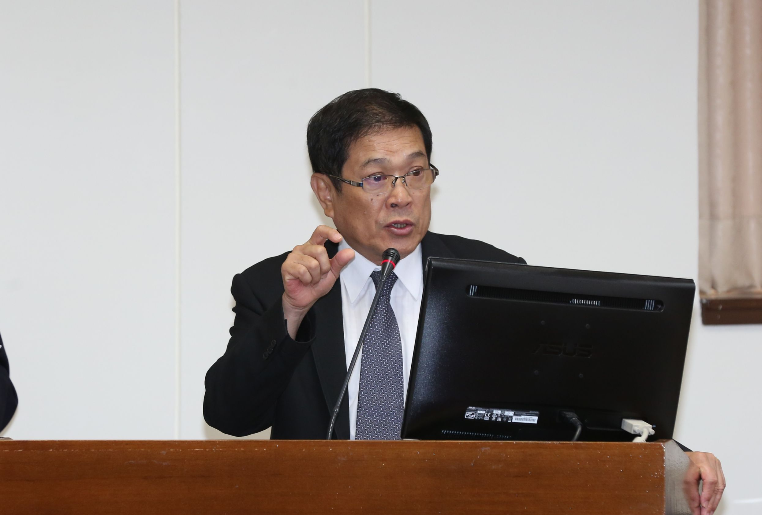 立法院臨時會今審查《礦業法》修正草案，經濟部版本納入環評程序，溯及既往，換句話說，亞泥將來仍須補辦環評。