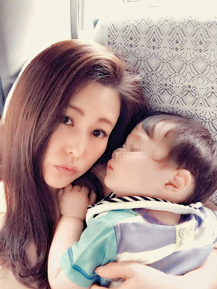有別於李晶晶生的是女兒,王泉仁再婚的妻子麻衣則生了兒子,傳出為此麻衣才得以嫁進王家,但如今卻被形容成深宮怨婦。(翻攝自麻衣臉書)