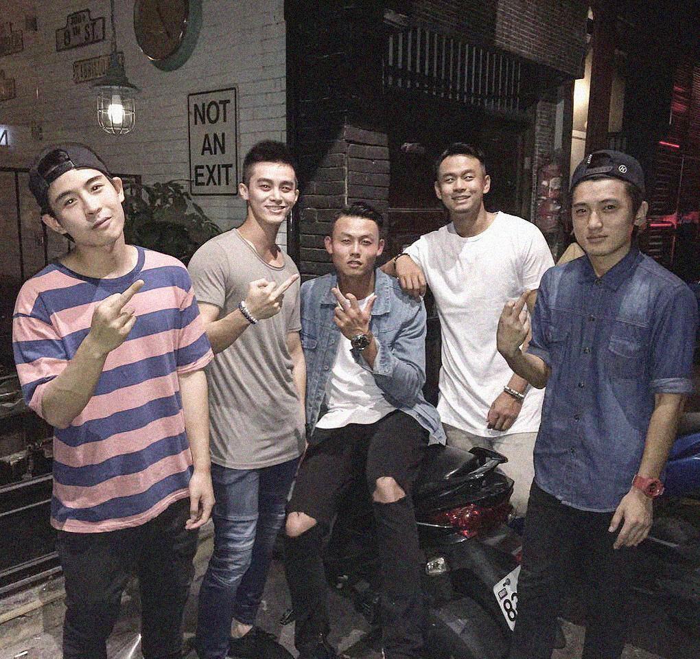 蕭亞軒的前男友陳樺（中）有一群哥兒們時常聚會，Victor（左二）應就是透過陳樺，再透過蕭亞軒認識李晶晶。（翻攝自MYY24 IG）