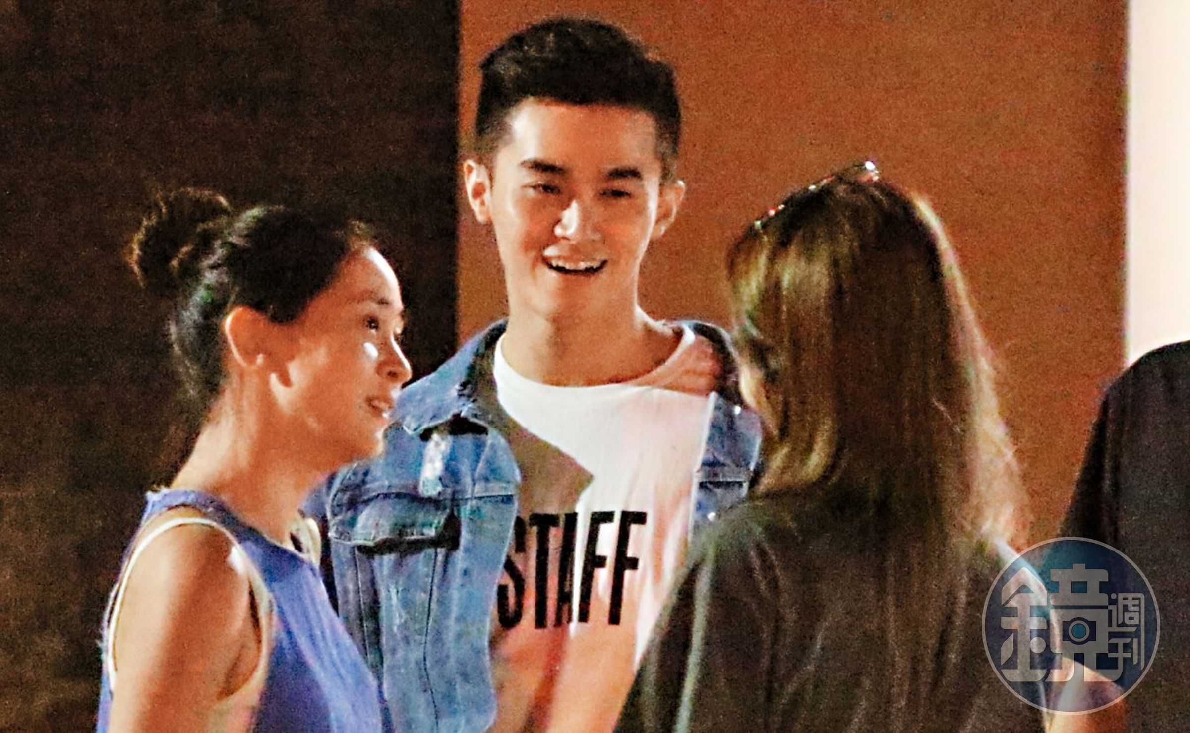 7月12日，22：51，李晶晶（左）跟Victor（中）的外型登對，仔細觀察Victor，頗有蕭亞軒（背對者）前男友們的味道。據查，小倆口已經深交一段時間，Victor還是蕭亞軒上一任男友陳樺的好哥兒們。