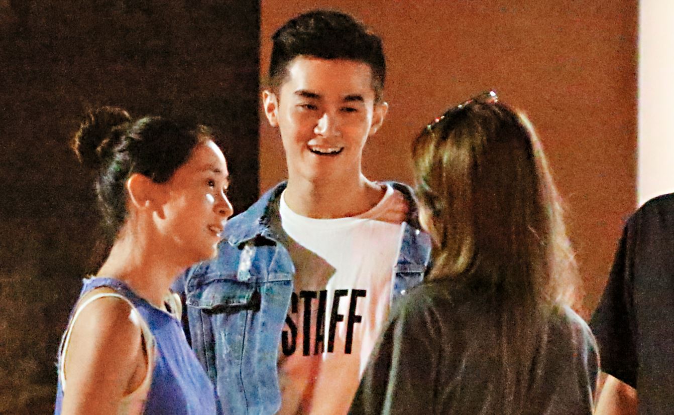 7月12日，22：51，李晶晶（左）跟Victor（中）的外型登對，仔細觀察Victor，頗有蕭亞軒（背對者）前男友們的味道。據查，小倆口已經深交一段時間，Victor還是蕭亞軒上一任男友陳樺的好哥兒們。