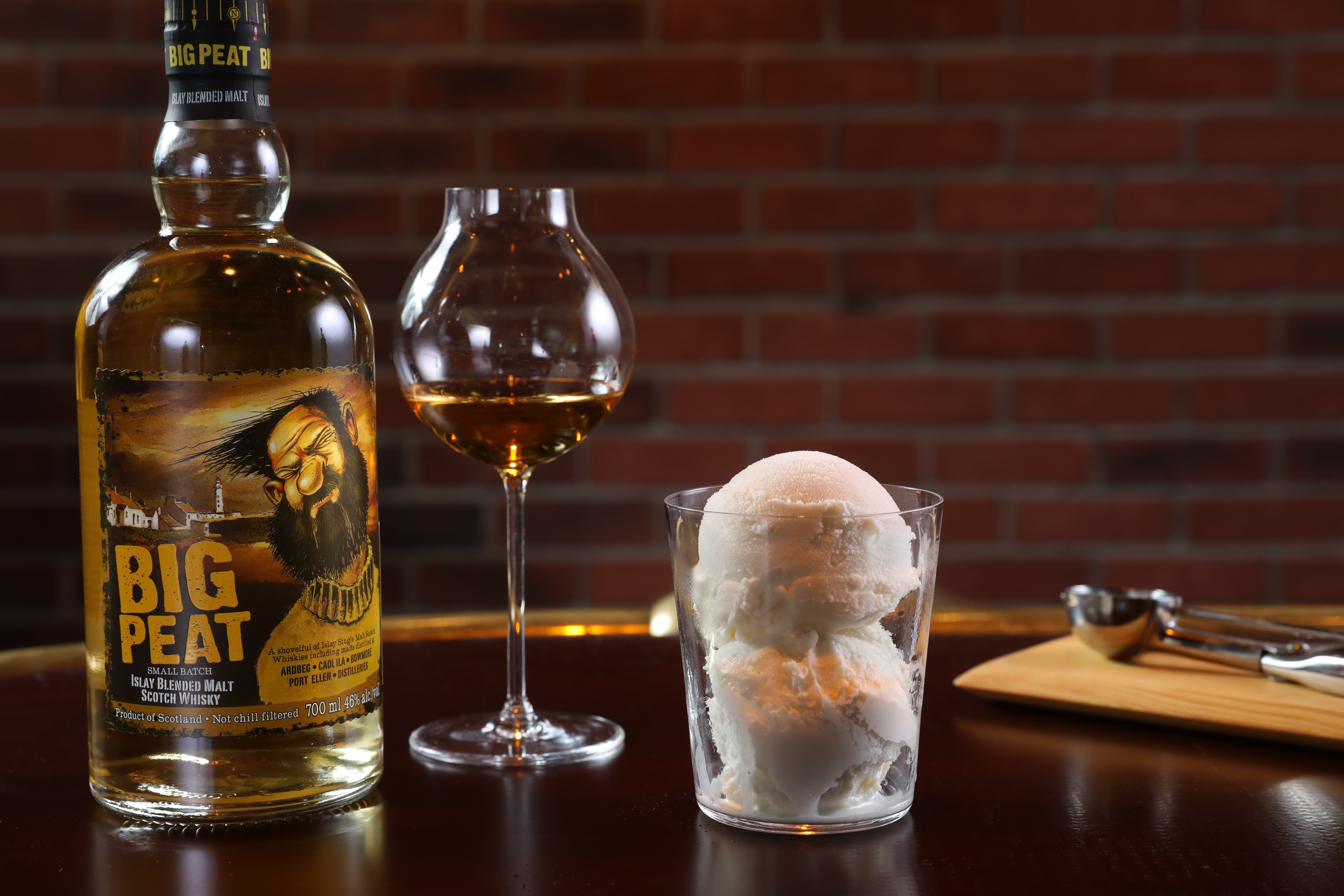 威士忌搭冰淇淋，到底有多解渴？瞧瞧泥煤哥的表情就知道。