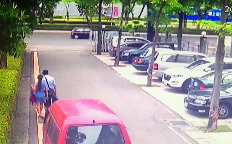 法院監視器錄下黃律師最後身影，他與李姓委託人步出法院時遭後方紅色小貨車追撞，黃律師當場死亡。