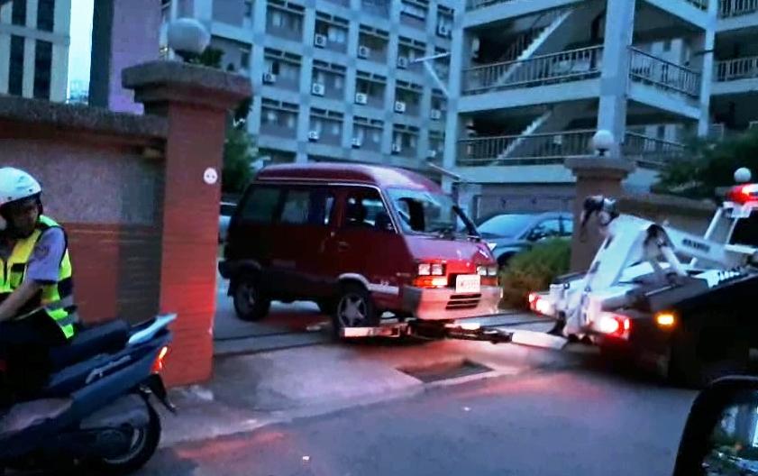擋風玻璃碎裂的小貨車被拖離現場 ,可見當時撞擊力道強烈。