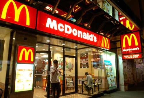 蔡姓夫妻不滿兒子在麥當勞摔斷手，竟透過職務之便勒索麥當勞。