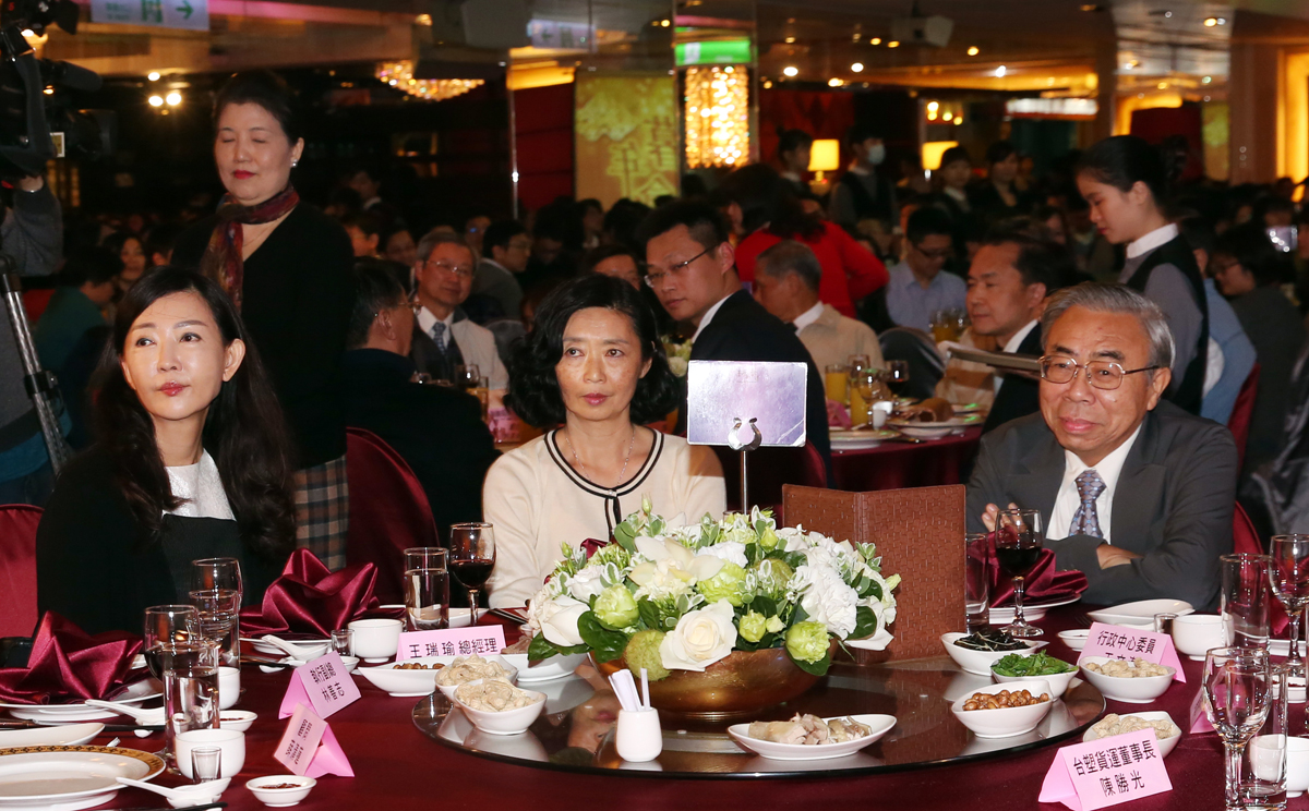 面對長庚風暴持續延燒，長庚董座王瑞慧的姊姊王瑞華（中）、王瑞瑜（左）忍不住出面找董事協商。