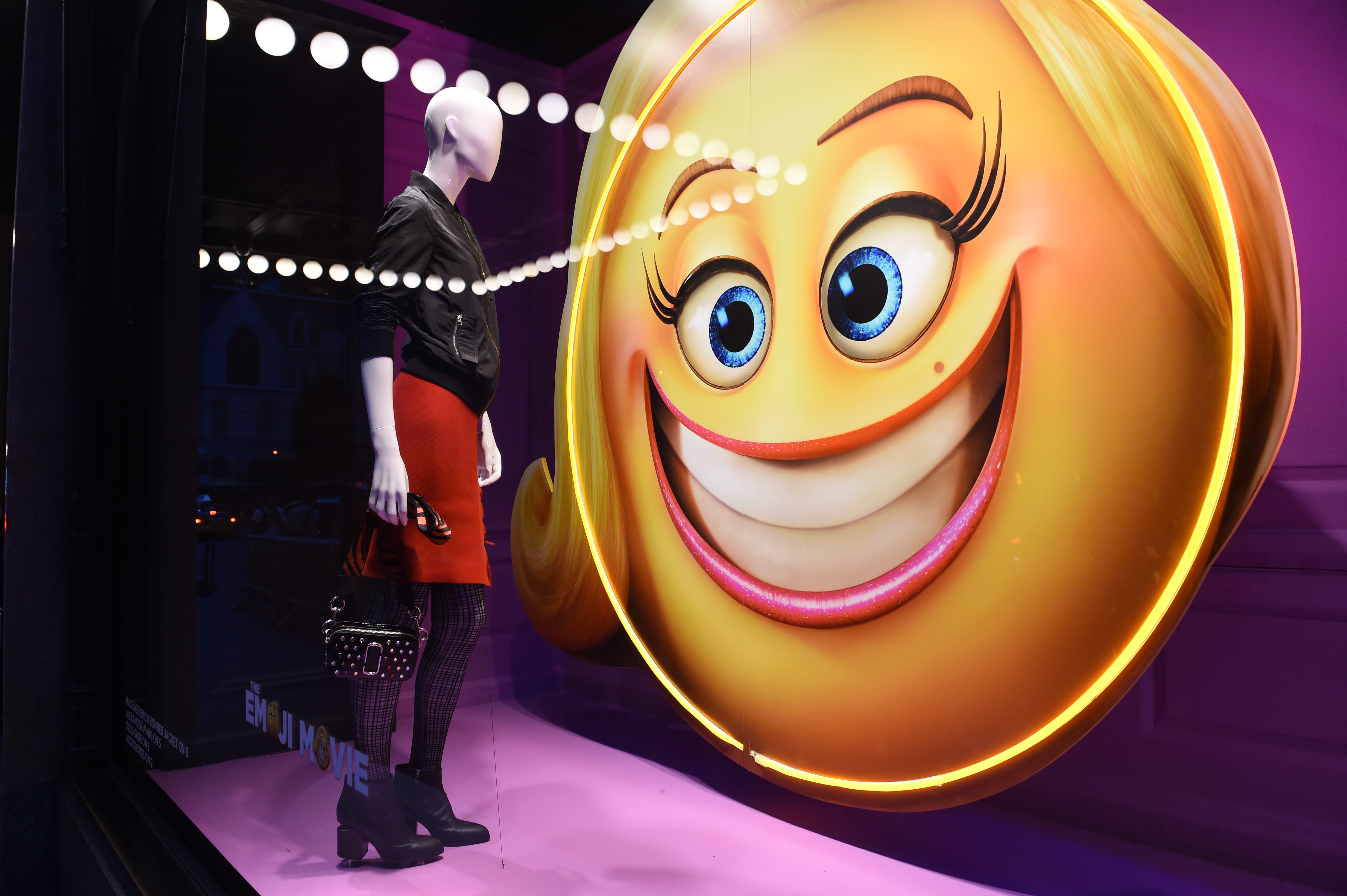 2017年7月17日，美國紐約市薩克斯第五大道，《表情符號電影》（The Emoji Movie）首映會。這部以表情符號為主題的3D動畫電影預計於7月28日在美國院線上映。（東方IC）