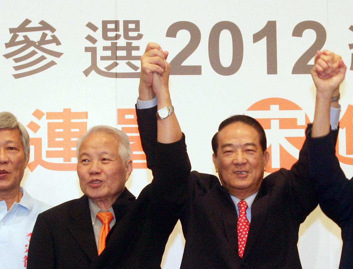 張昭雄（左）和王永慶關係極佳，直到他決定投身選舉才讓2人關係生變。