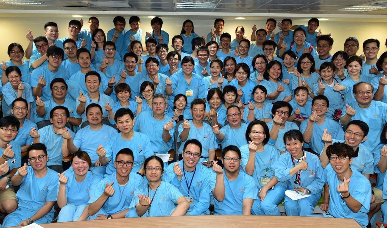 長庚6月底爆發急診醫師集體離職，急診醫護人員還集合拍下「畢業照」留念。