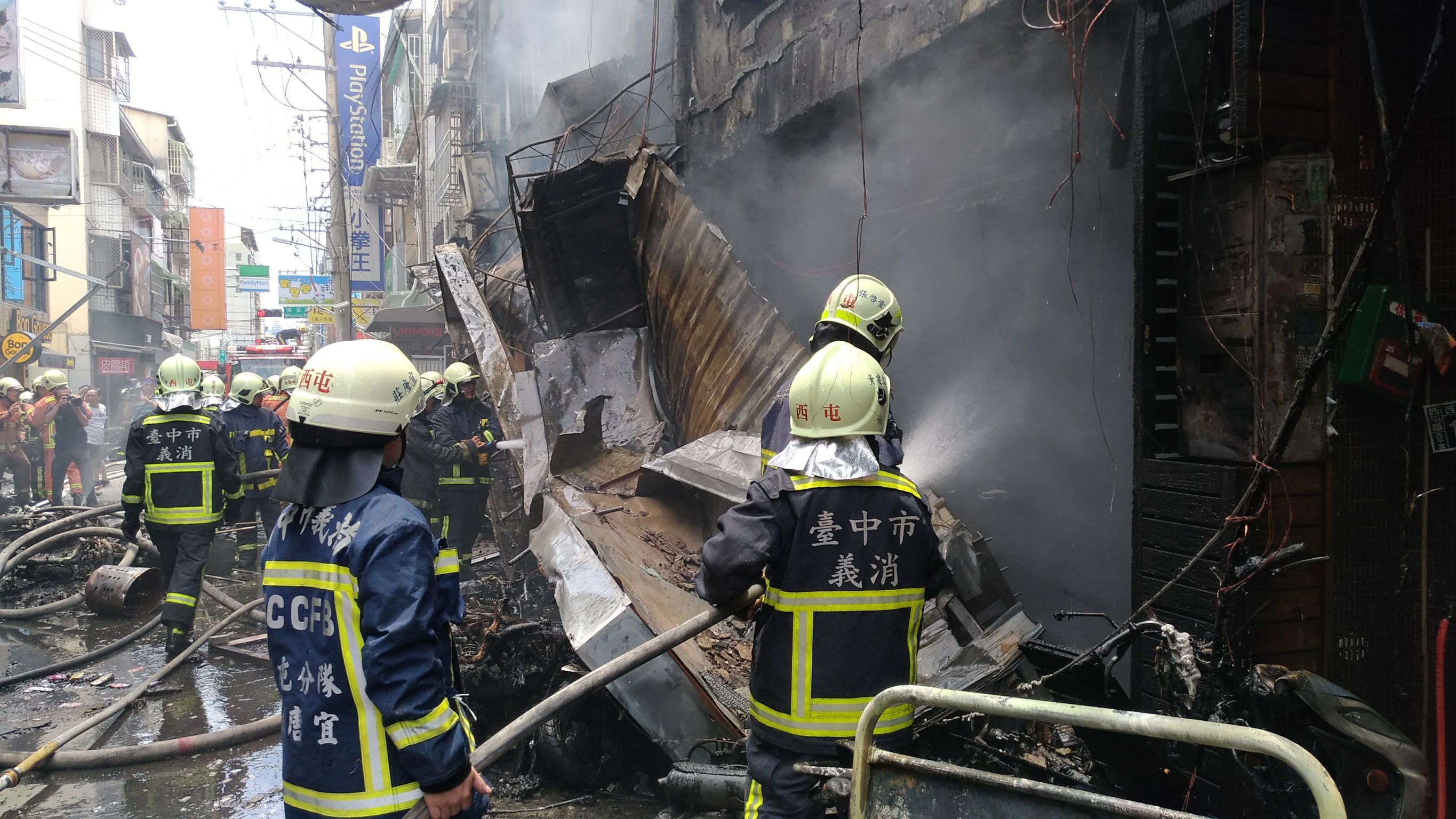 瓦斯外洩後店家並未疏散人潮，還用電風扇吹，產生火花導致氣爆。