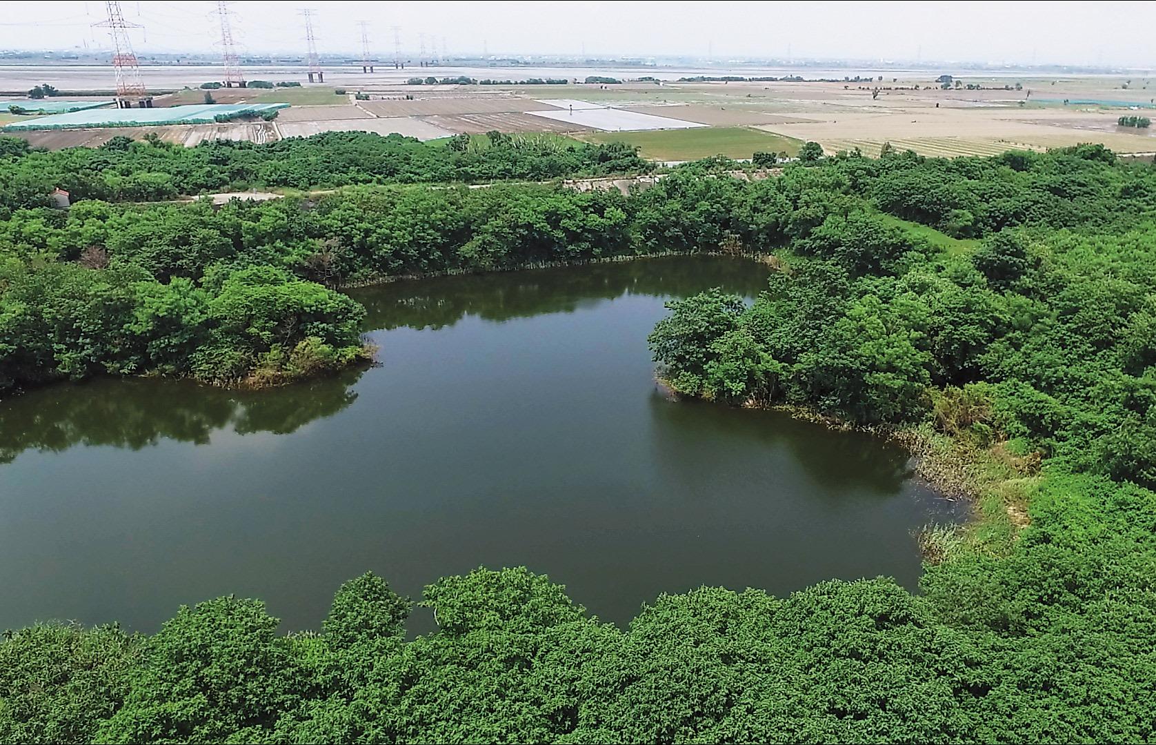 雲林縣二崙鄉遭盜挖砂石形成的無主人工湖,日前造成2名國中生溺斃意外。
