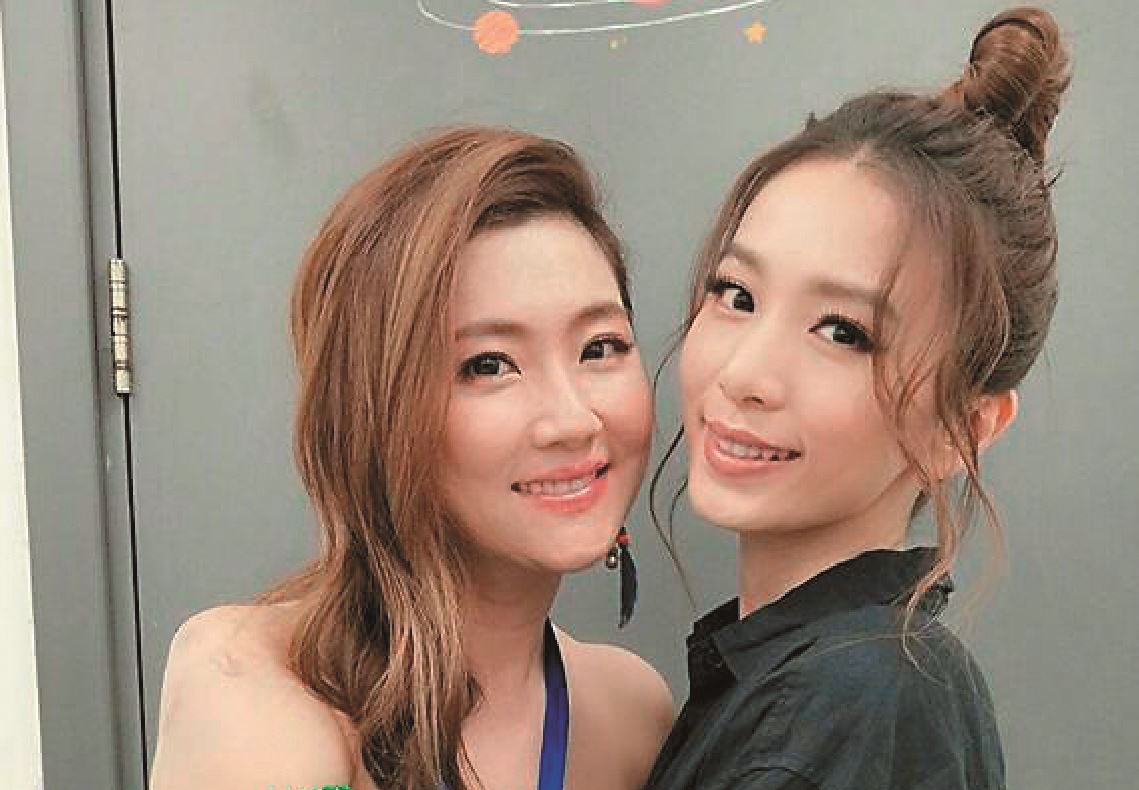 Selina跟張承中離婚之後，跟Ella、Hebe一直感情很好，還特地改班機赴Hebe演唱會。
