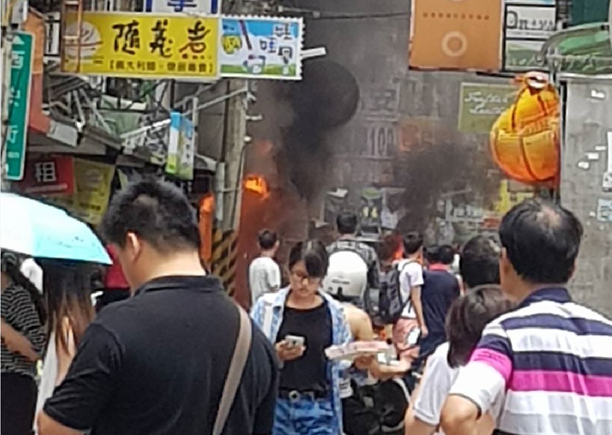 大火蔓延，靠近氣爆點的傷者，全身衣服都燒起來，相當恐怖。